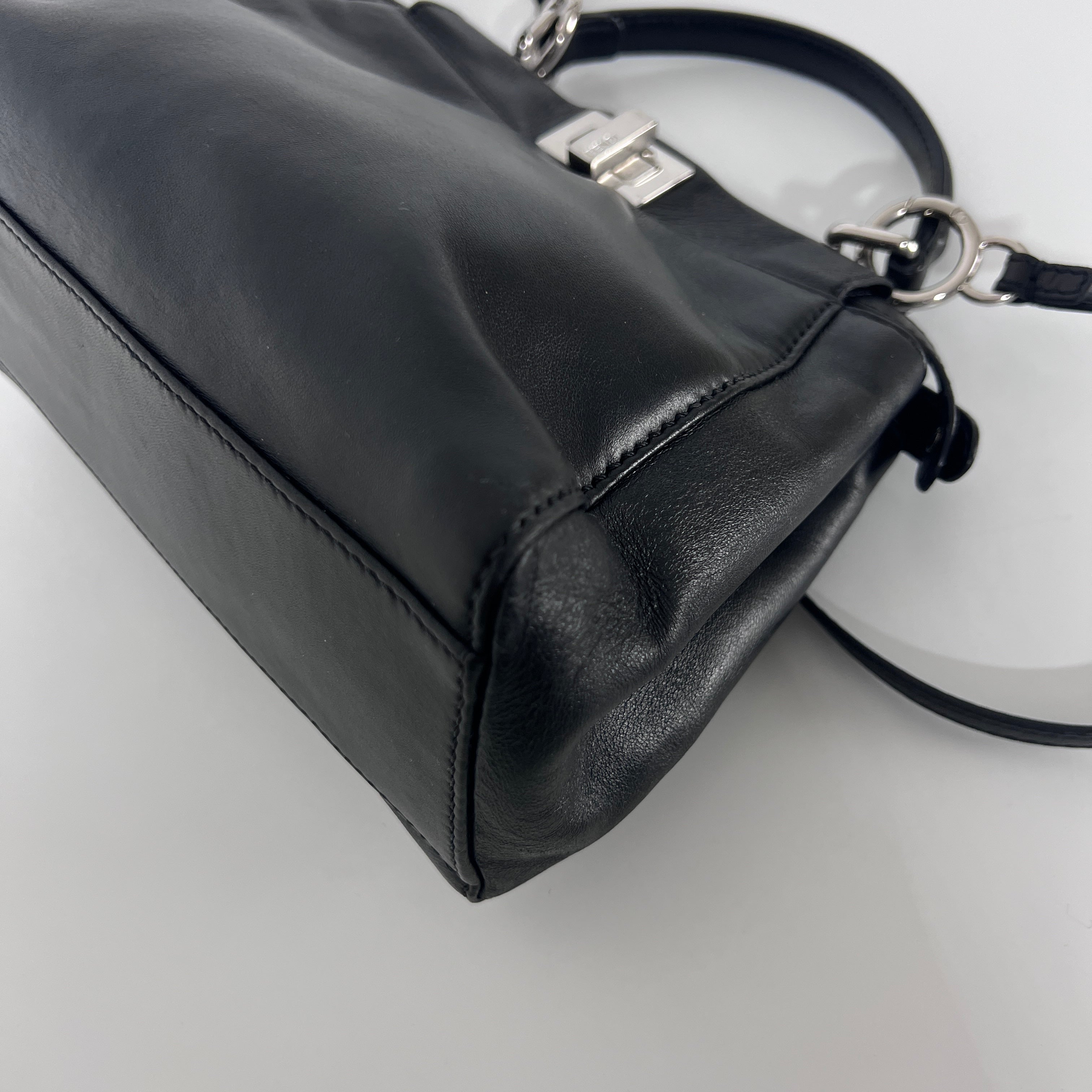 Sac à main FENDI Peekaboo cuir noir
