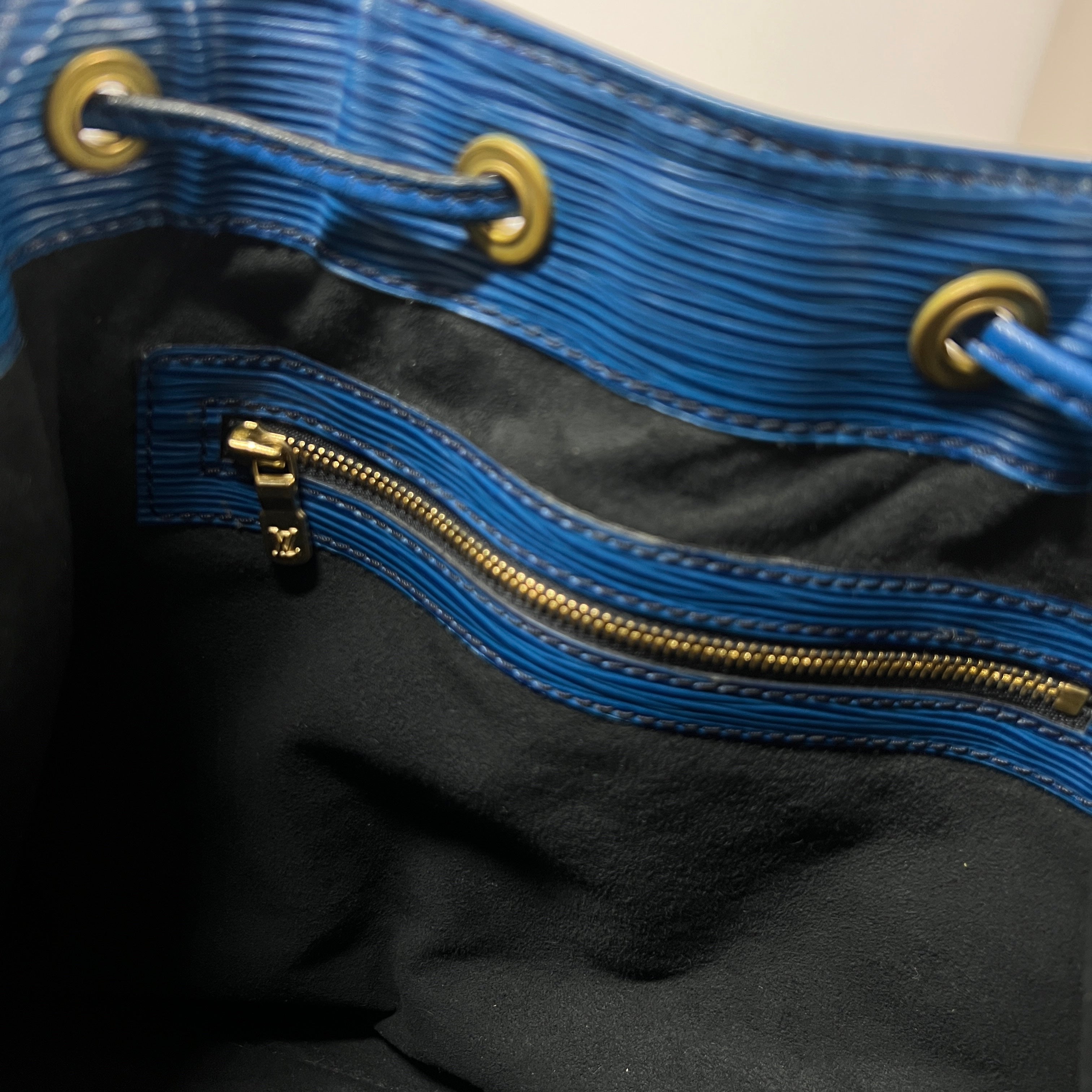 Sac à main LOUIS VUITTON Noé PM cuir épi bleu