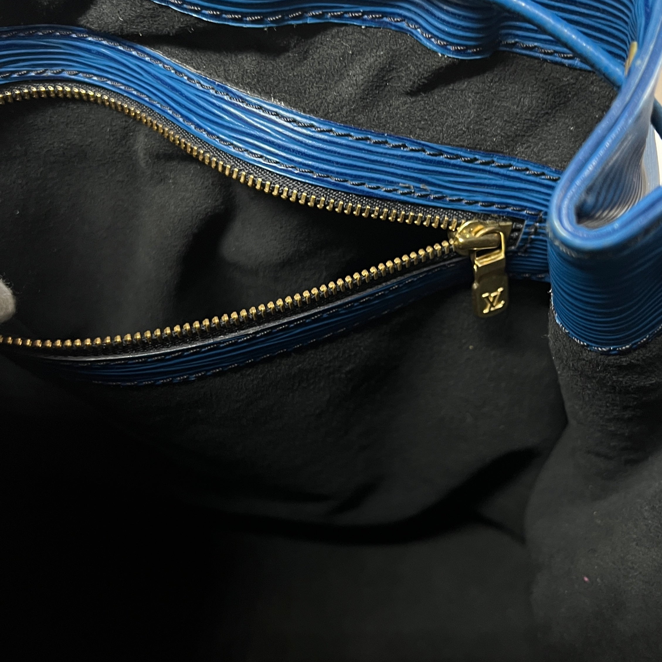 Sac à main LOUIS VUITTON Noé PM cuir épi bleu