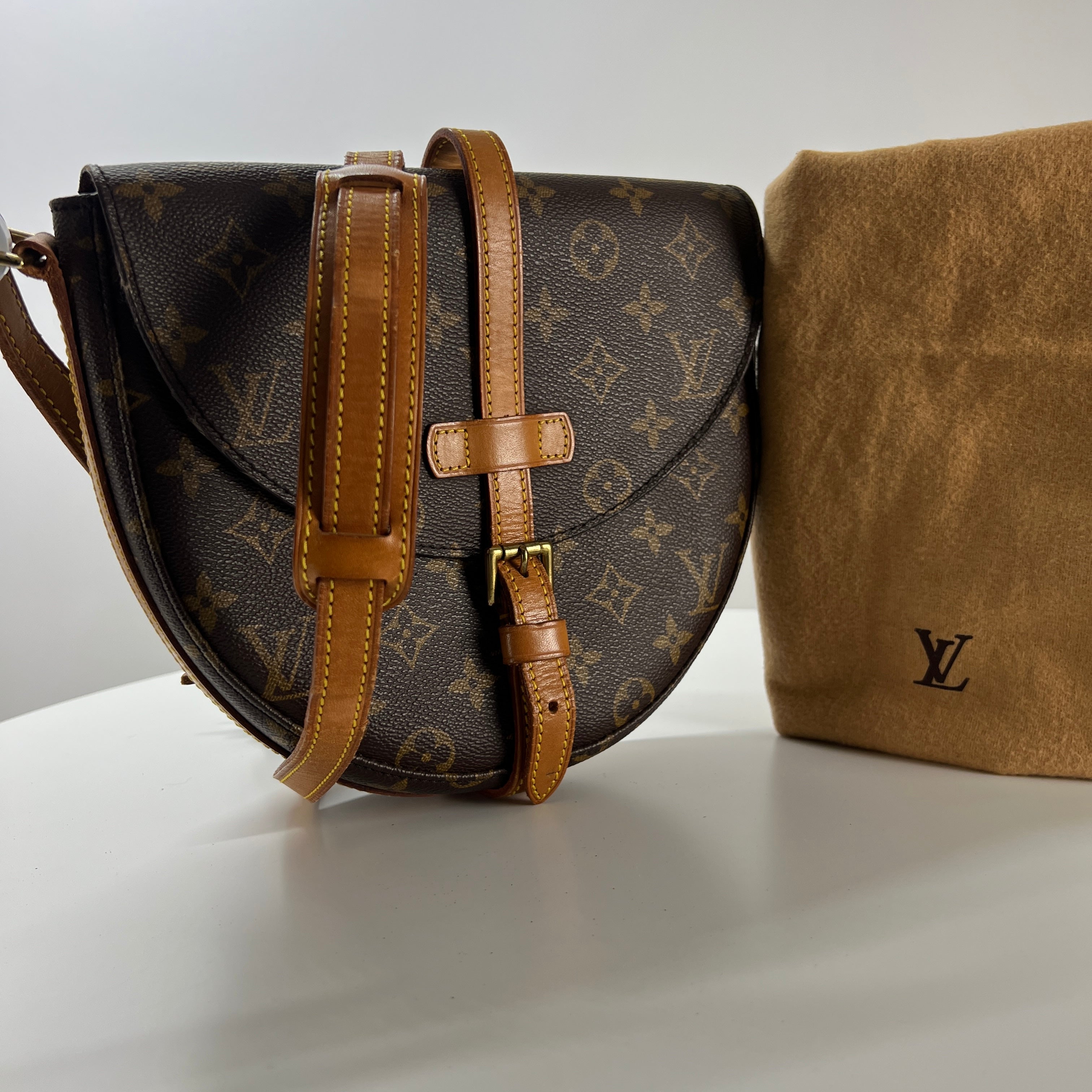 LOUIS VUITTON Chantilly canvas and brown leather handbag