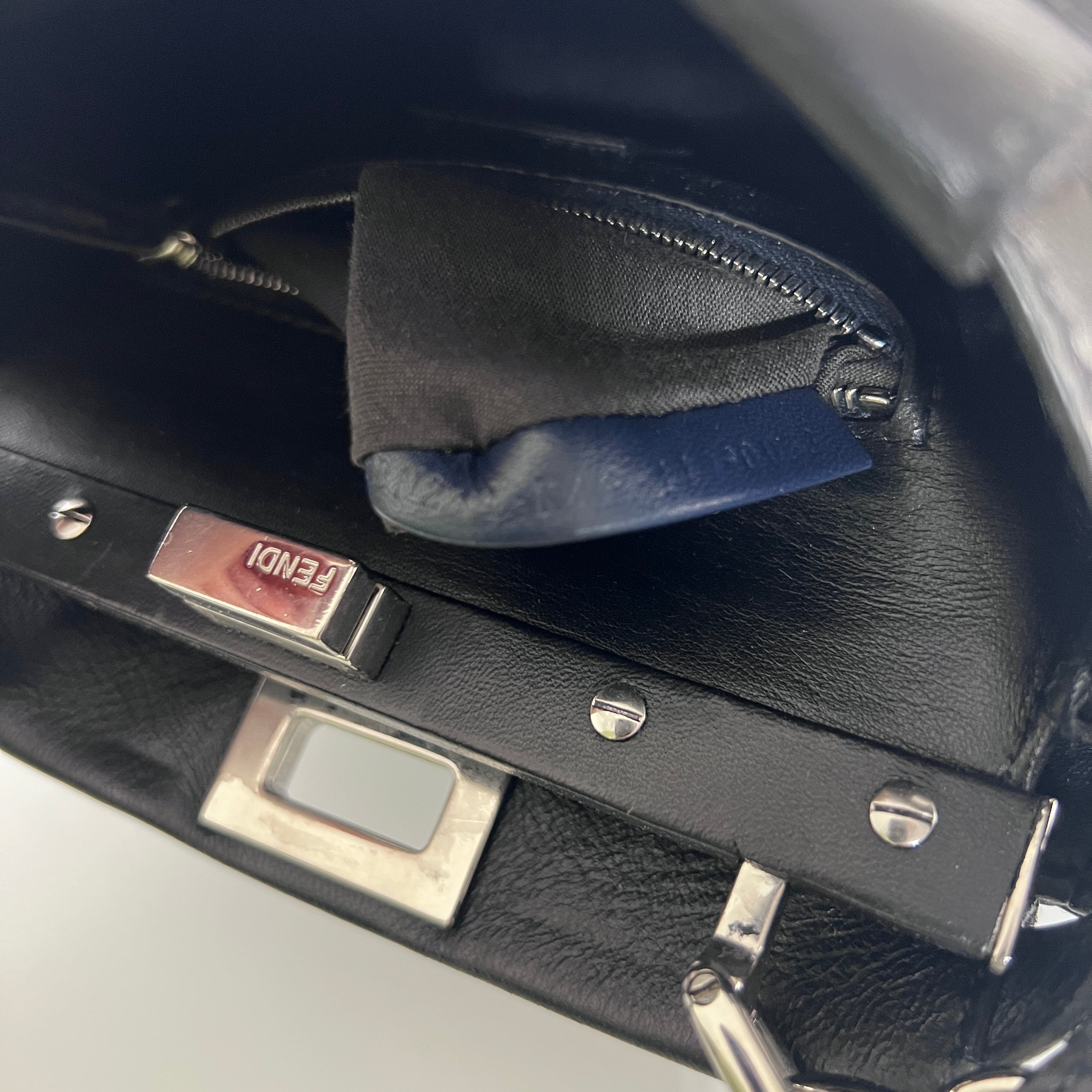 Sac à main FENDI Peekaboo cuir noir