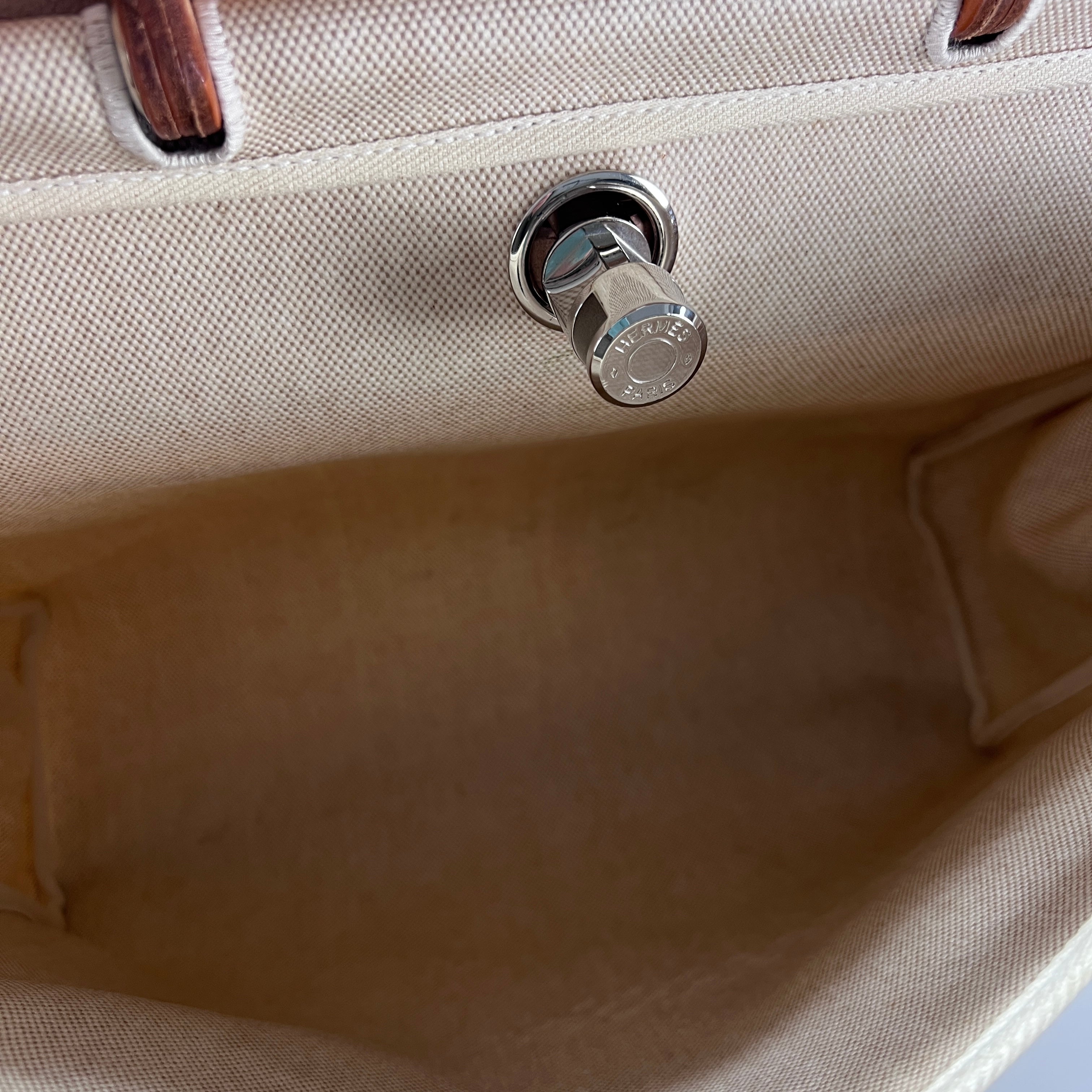 Sac à main HERMES Herbag toile et cuir beige