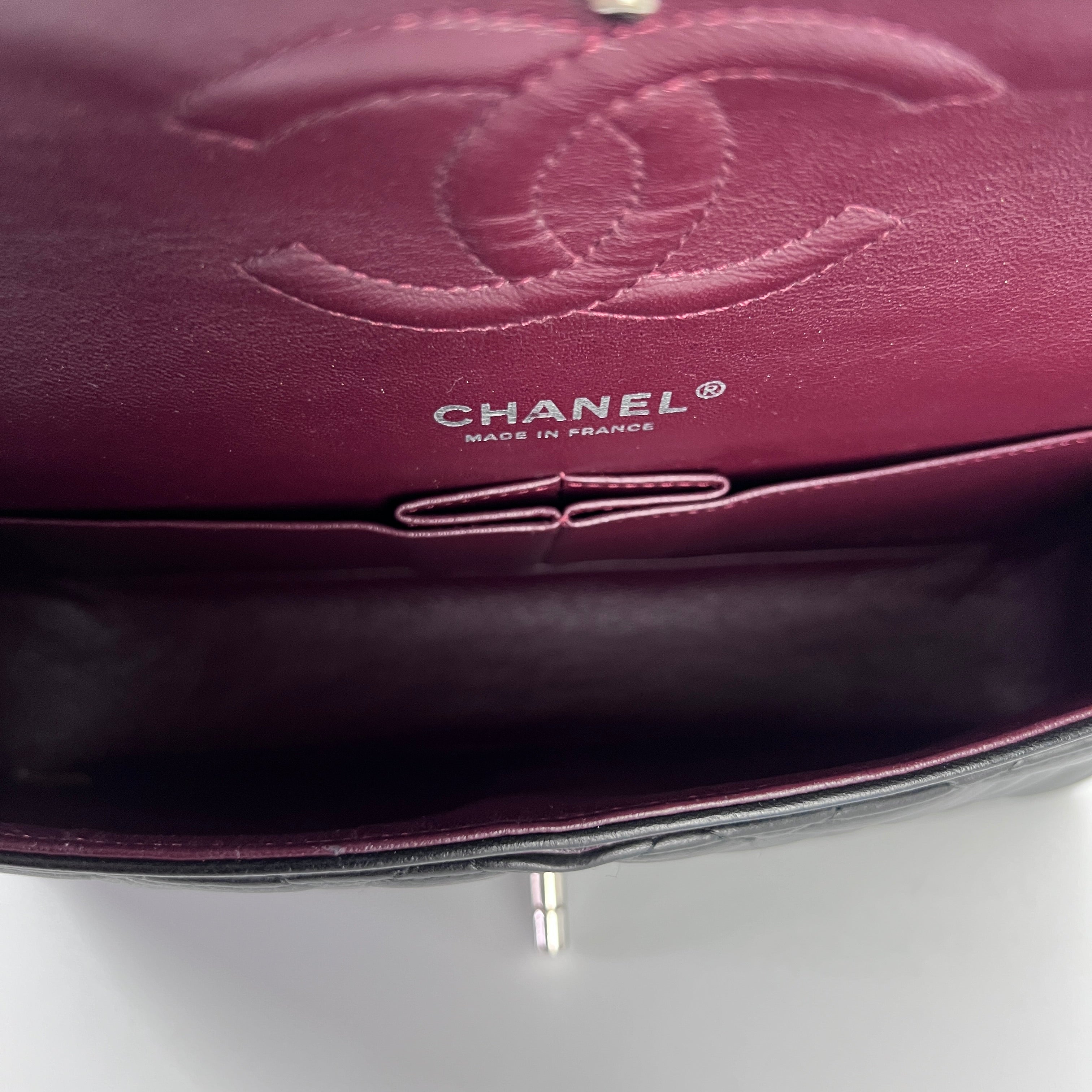 Sac à bandoulière CHANEL Classique Medium Flap cuir d'agneau noir