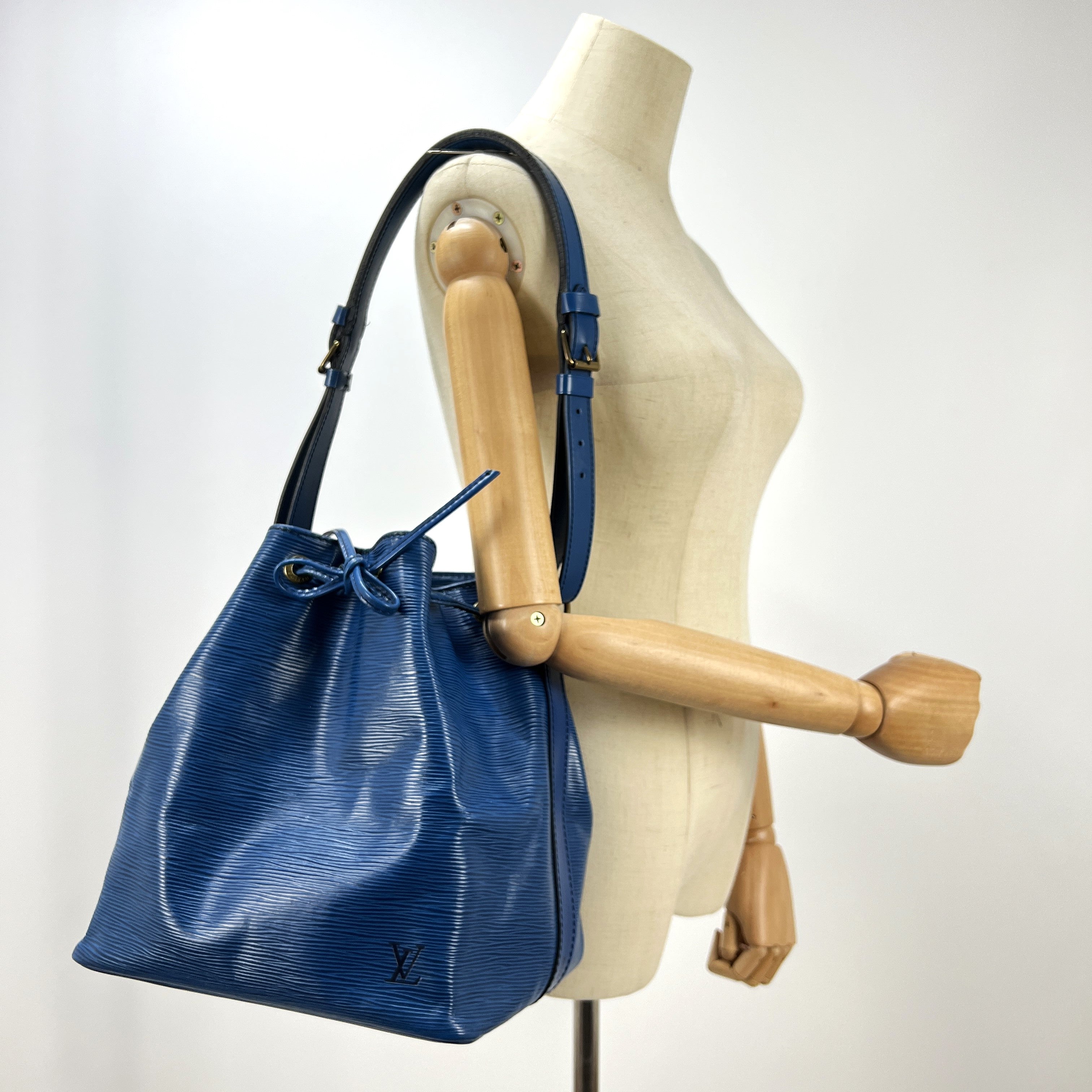 Sac à main LOUIS VUITTON Noé PM cuir épi bleu