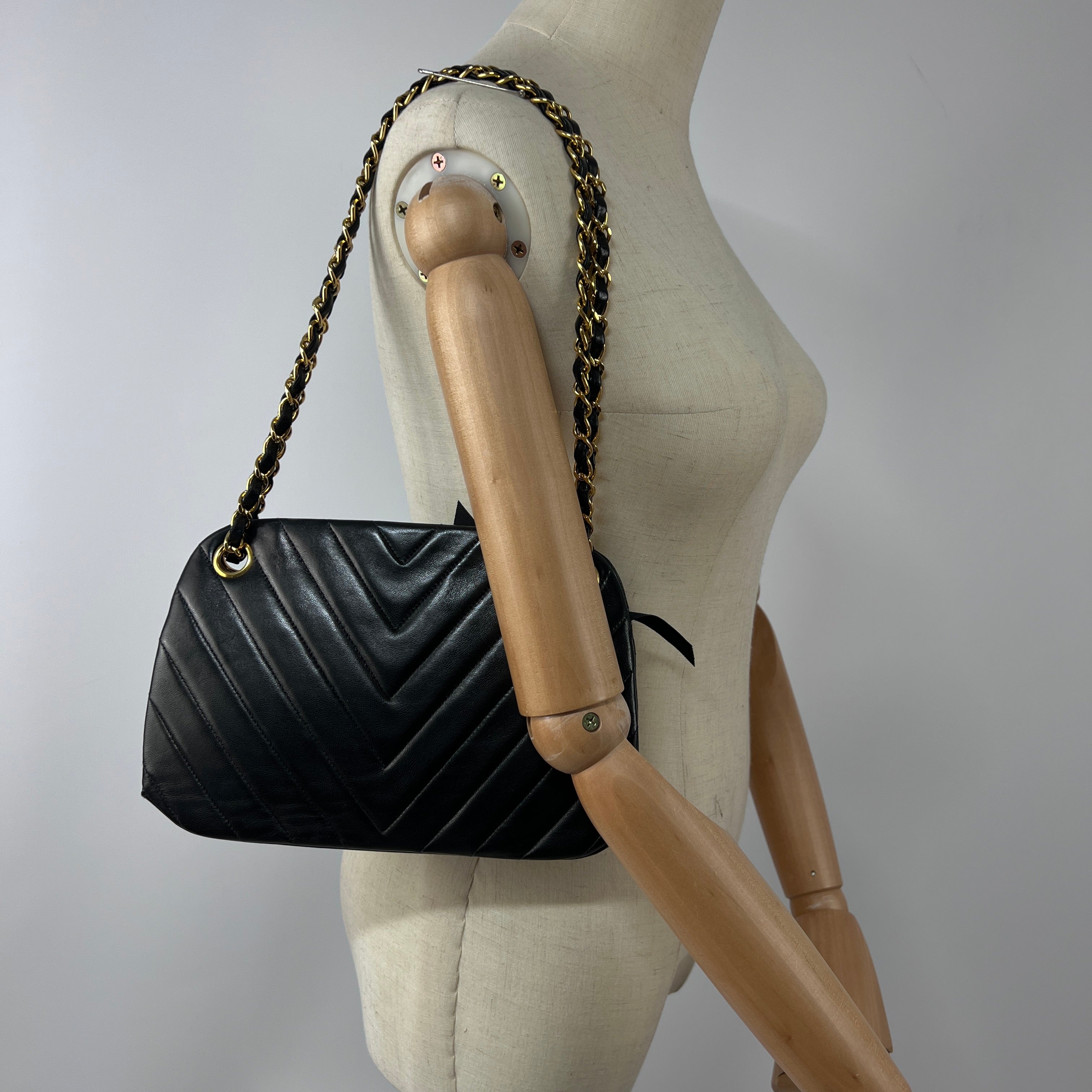 CHANEL Chevron black leather handbag