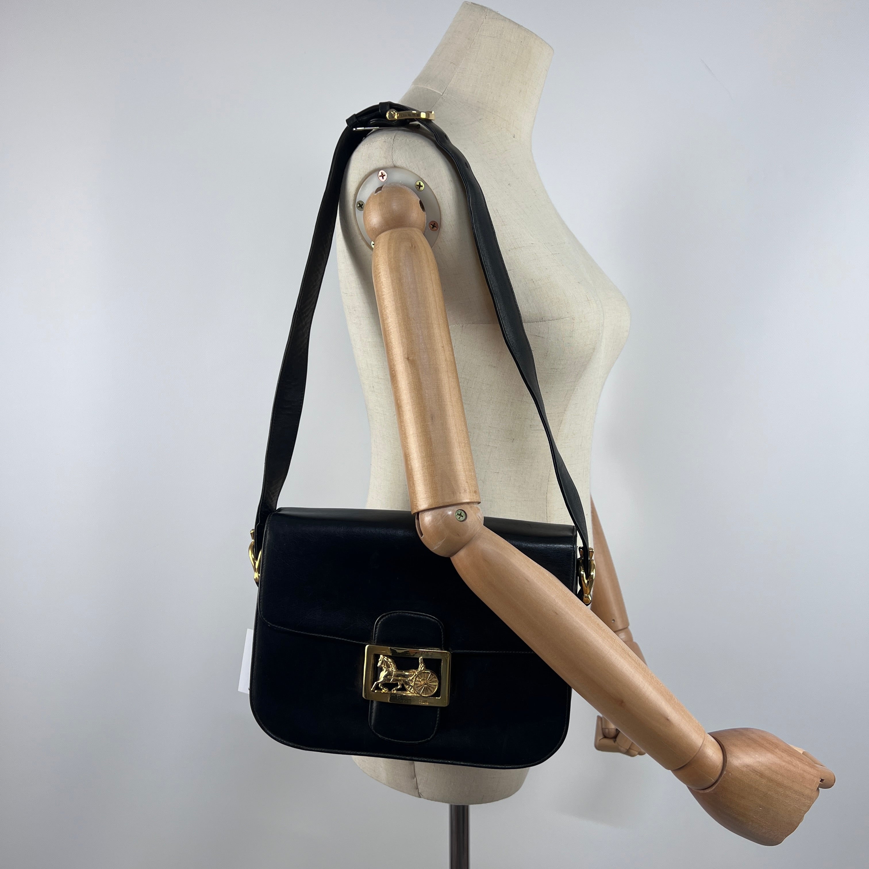 Sac à main CELINE Triomphe cuir noir