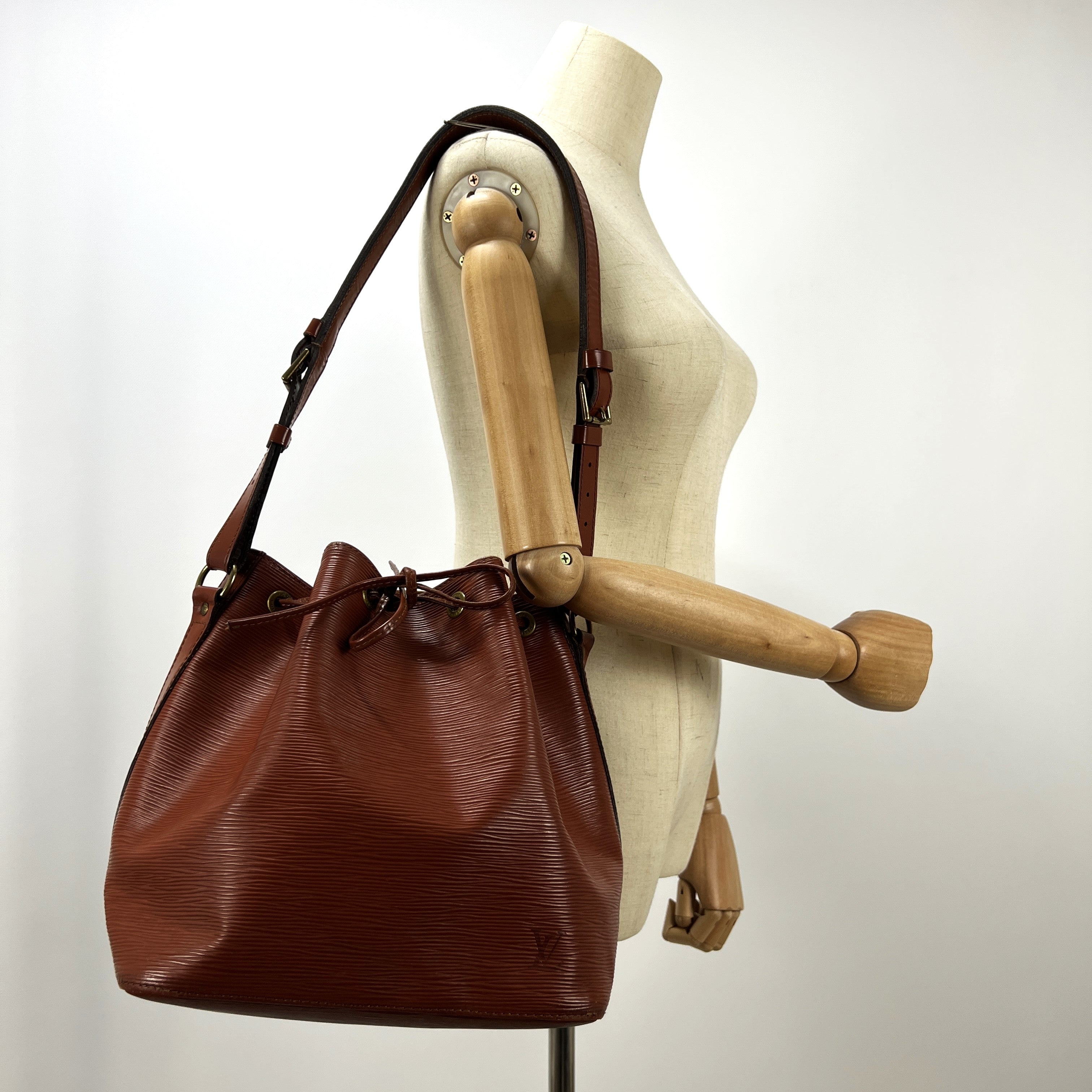 LOUIS VUITTON Noé PM handbag in brown epi leather