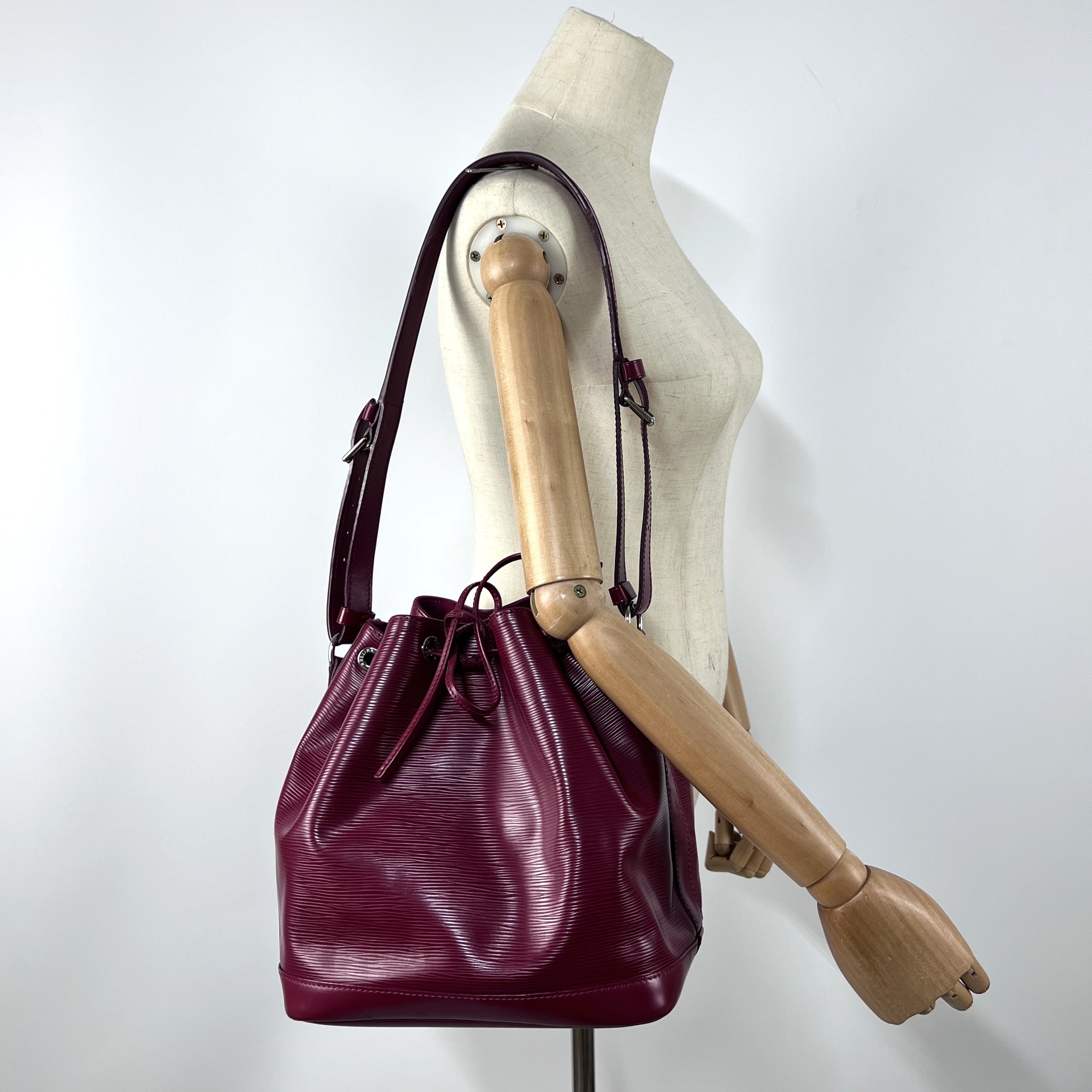 Sac à main LOUIS VUITTON Noé PM cuir épi rouge
