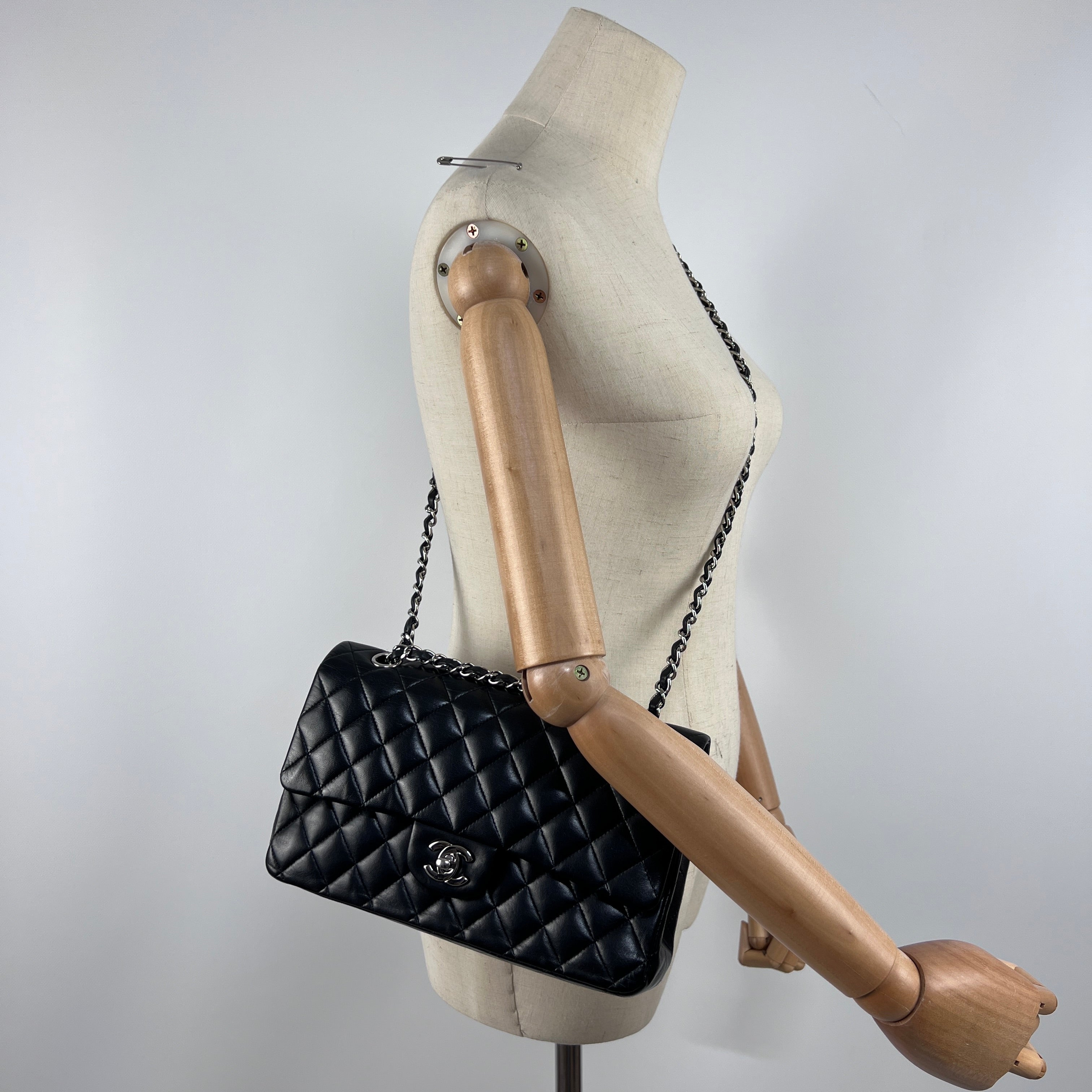 Sac à bandoulière CHANEL Classique Medium Flap cuir d'agneau noir