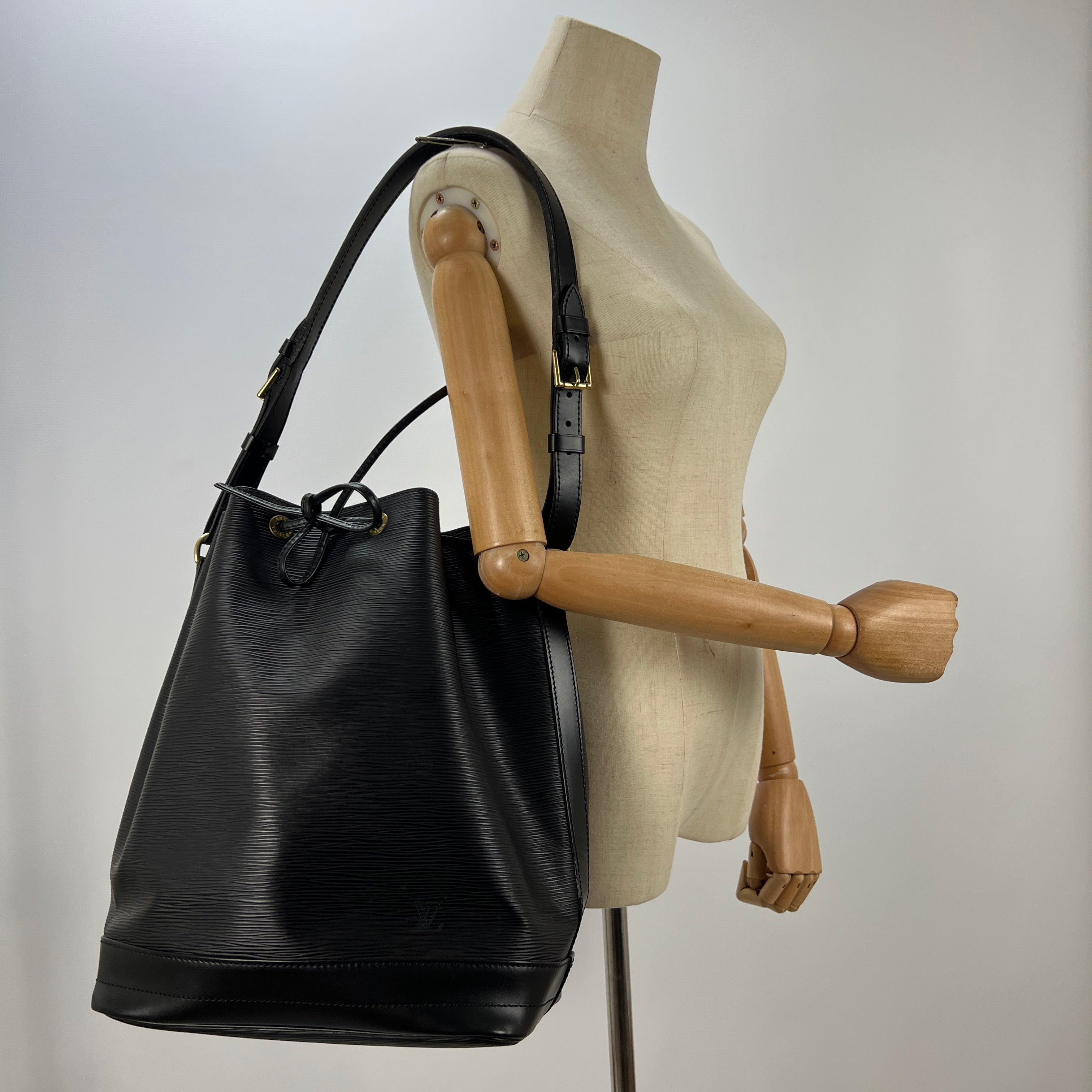 LOUIS VUITTON Noé GM black epi leather handbag