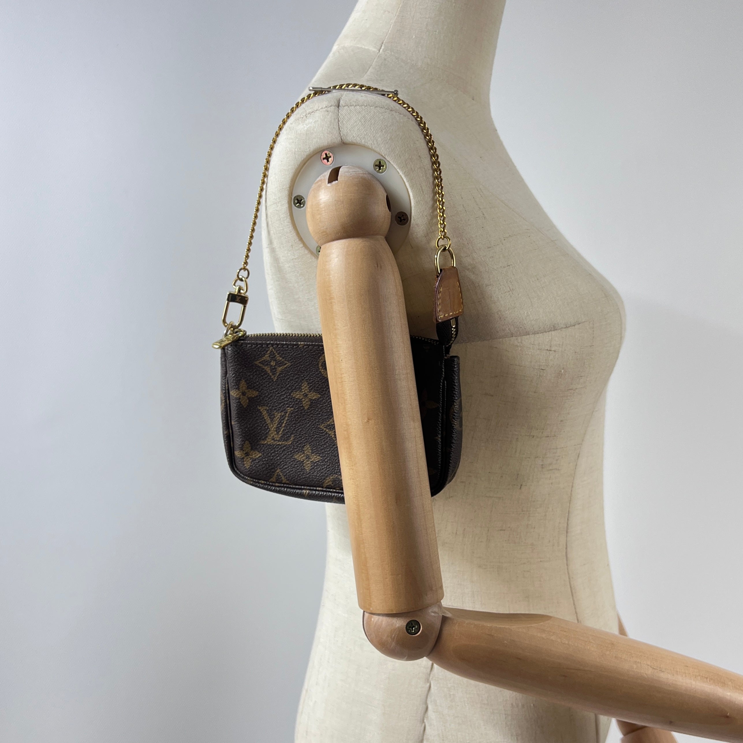 Sac à main LOUIS VUITTON Accessory Pouch toile et cuir marron