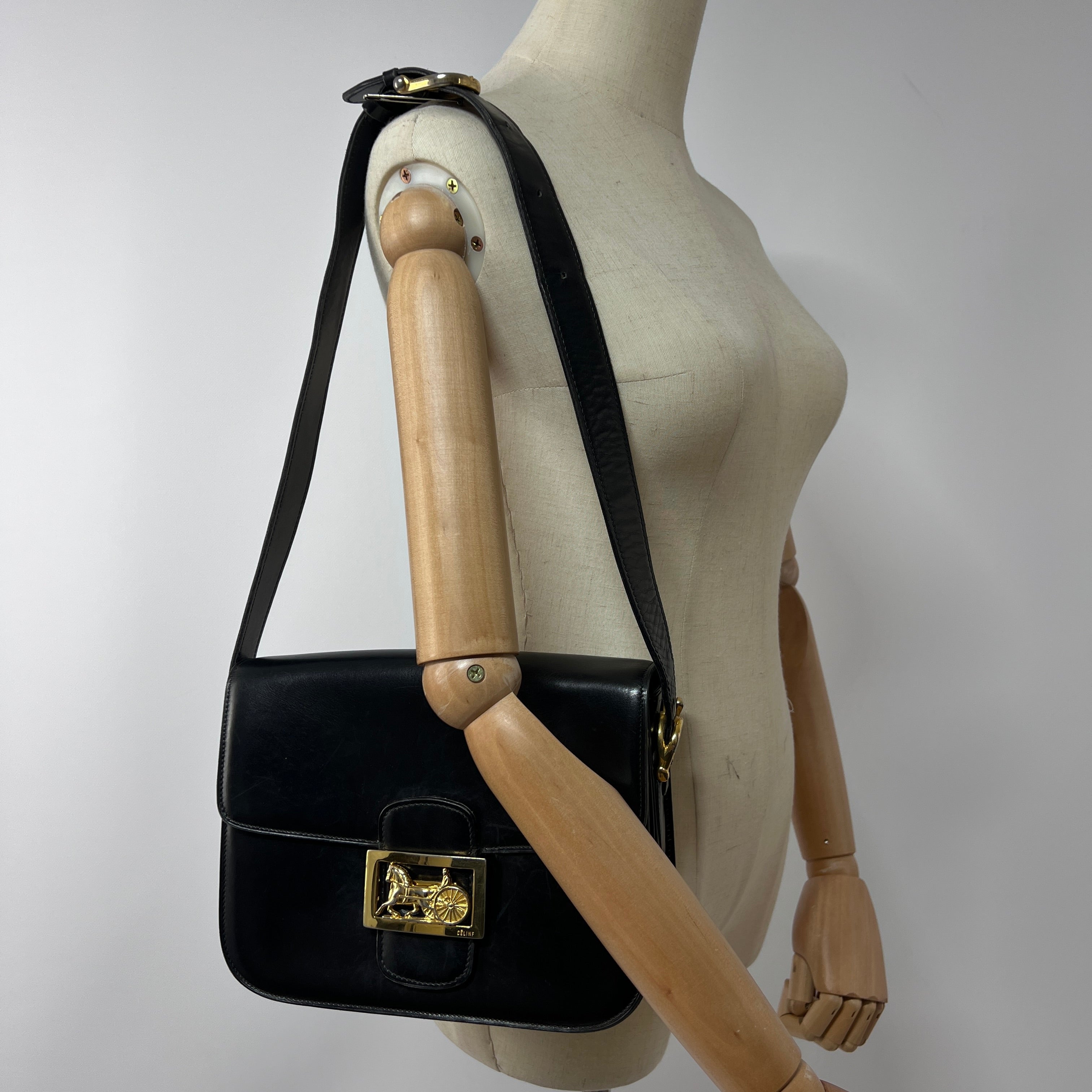 Sac à main CELINE Triomphe cuir noir
