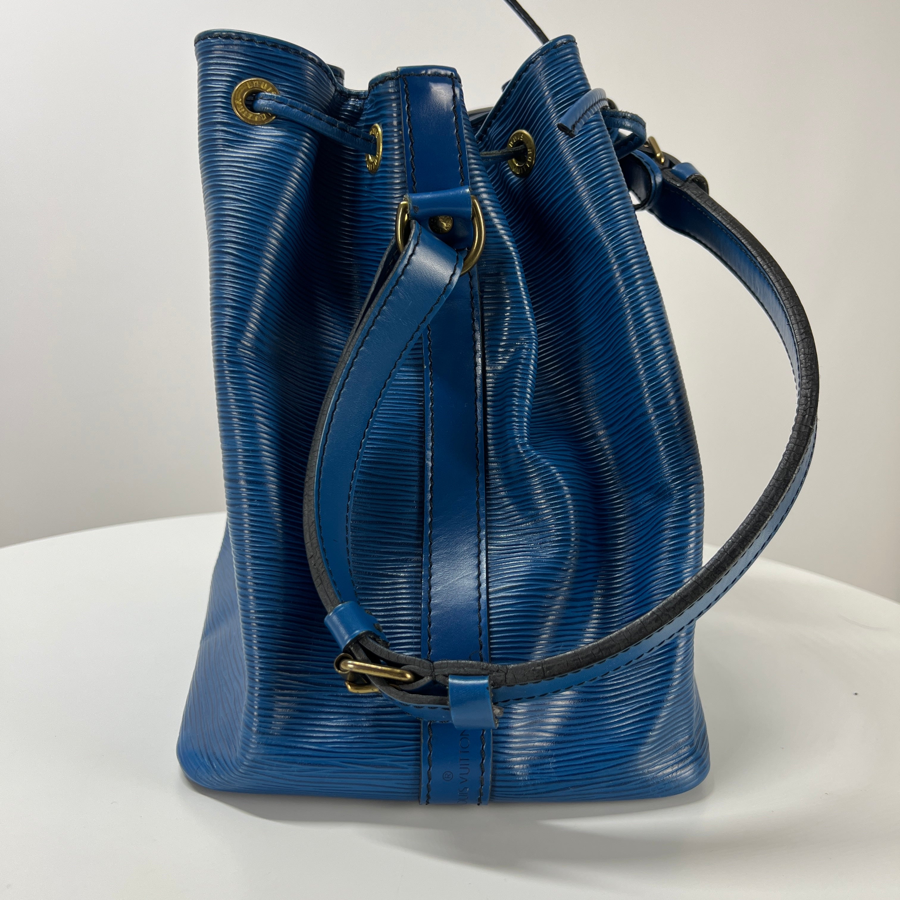 Sac à main LOUIS VUITTON Noé PM cuir épi bleu