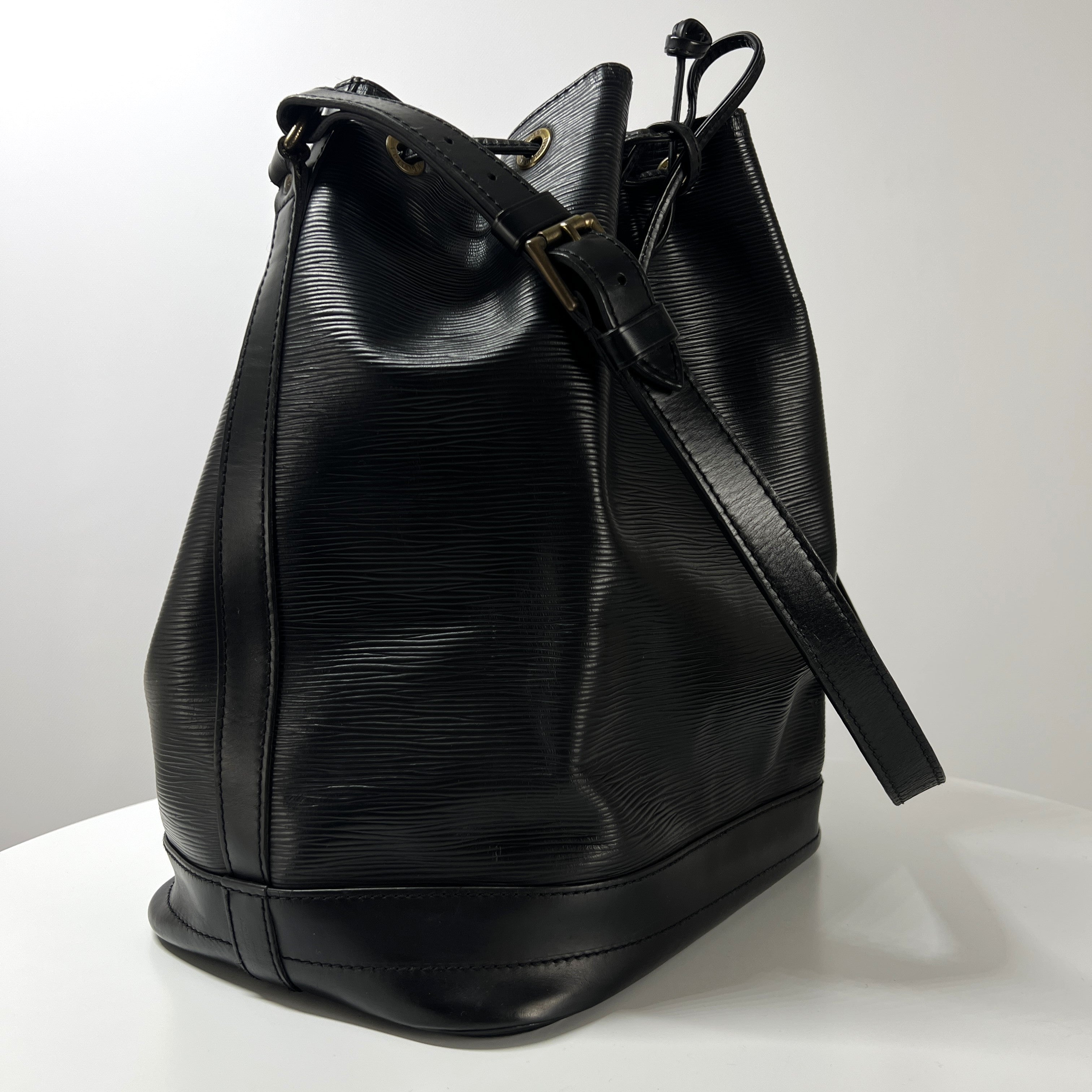 LOUIS VUITTON Noé GM black epi leather handbag