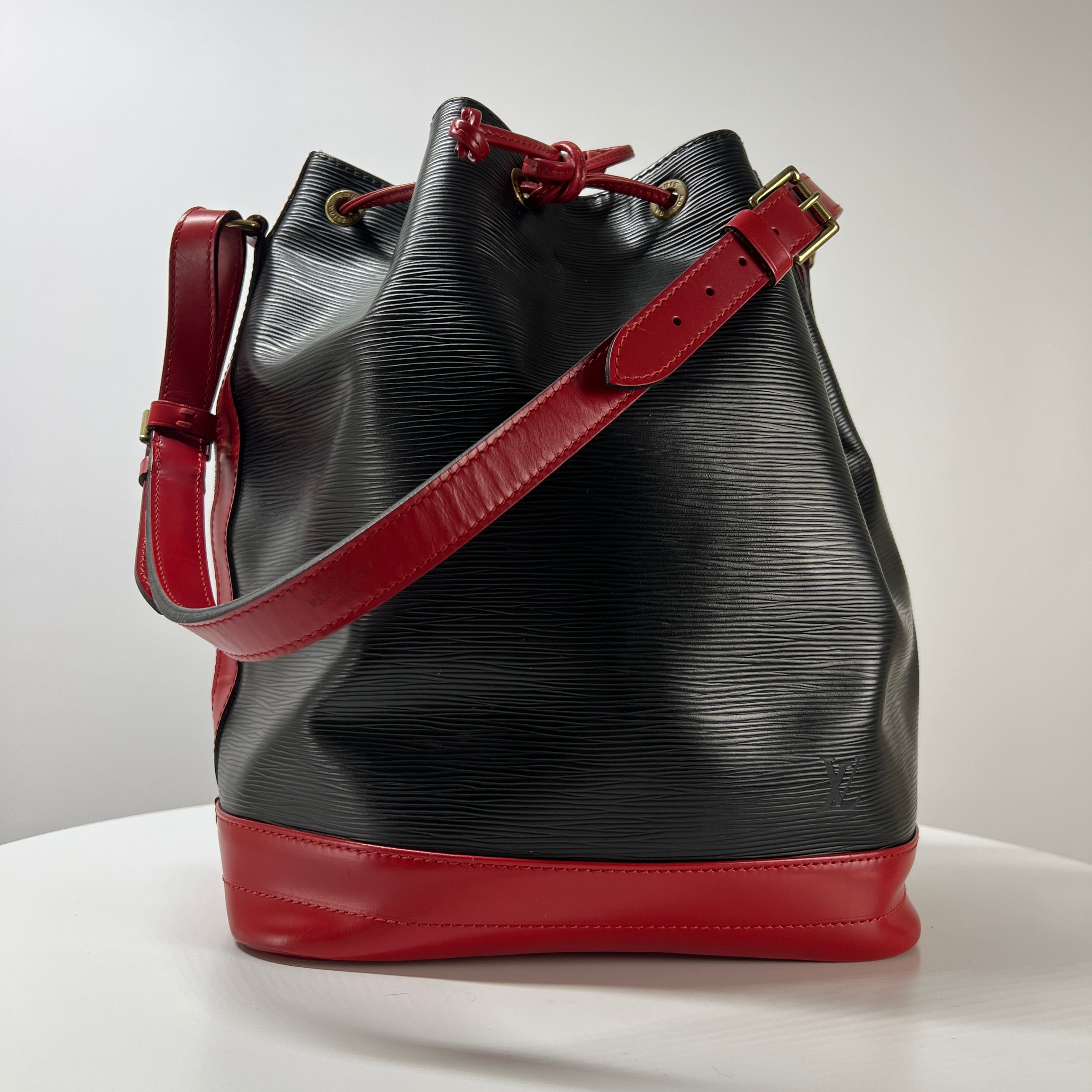 Sac à main LOUIS VUITTON Noé GM cuir épi noir