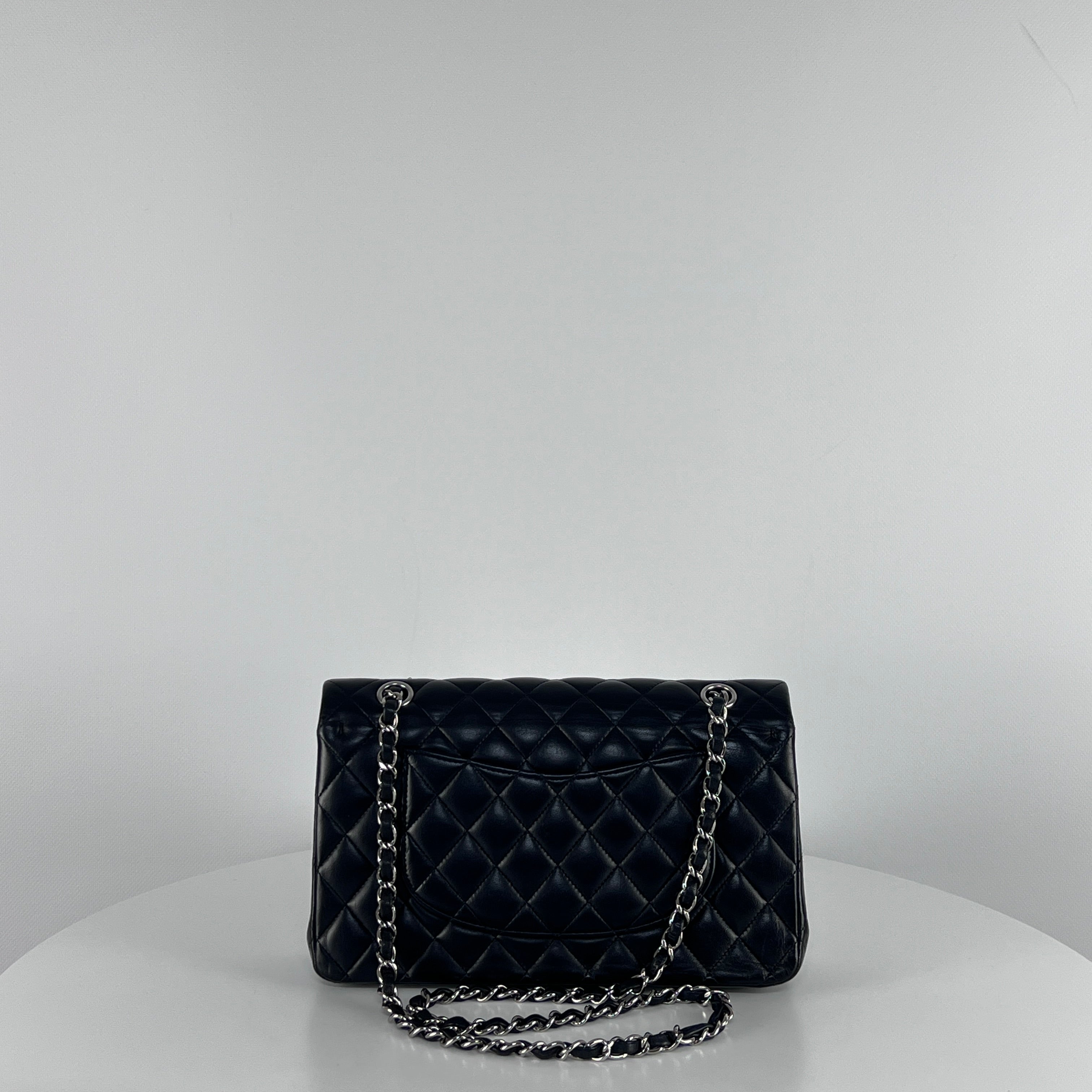 Sac à bandoulière CHANEL Classique Medium Flap cuir d'agneau noir