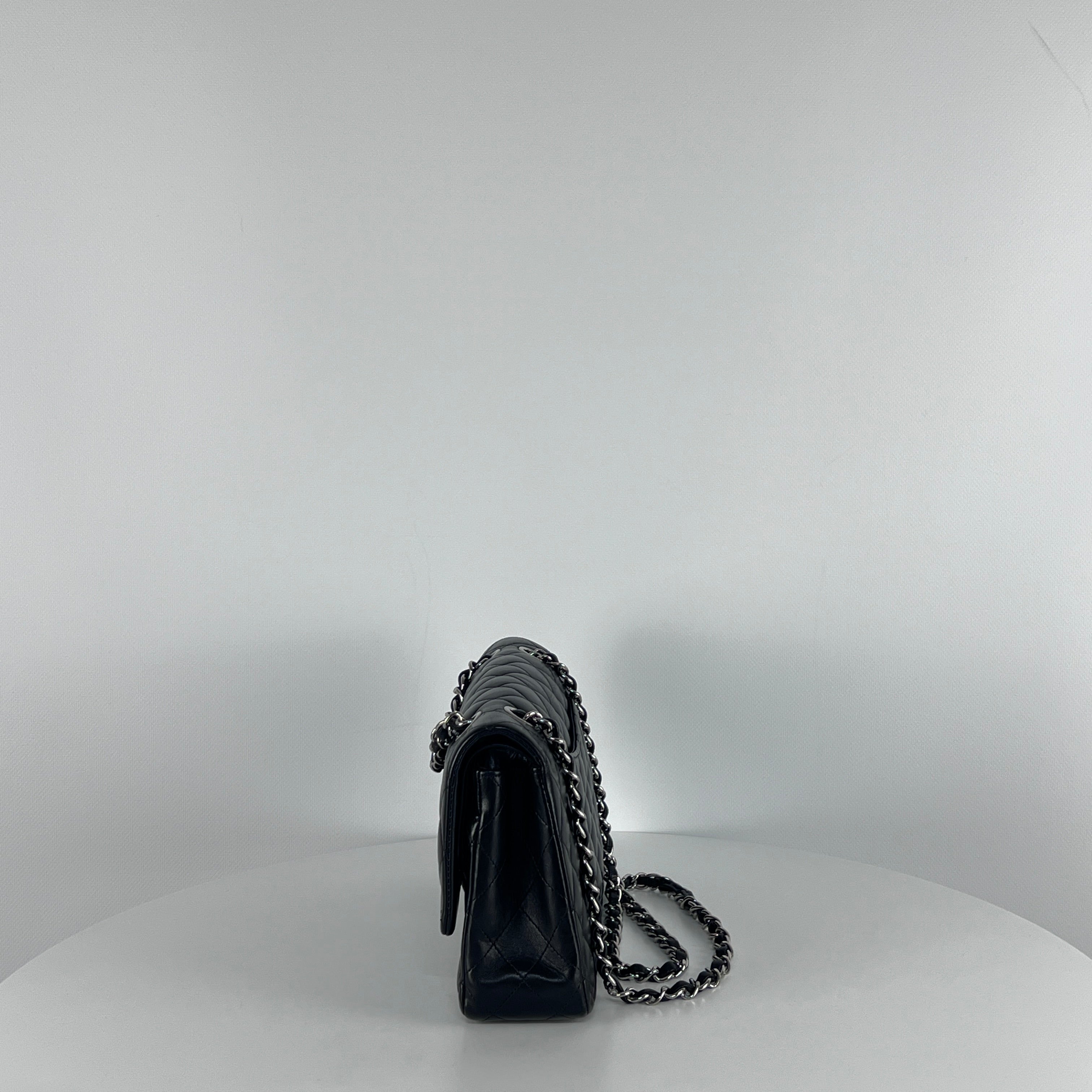Sac à bandoulière CHANEL Classique Medium Flap cuir d'agneau noir
