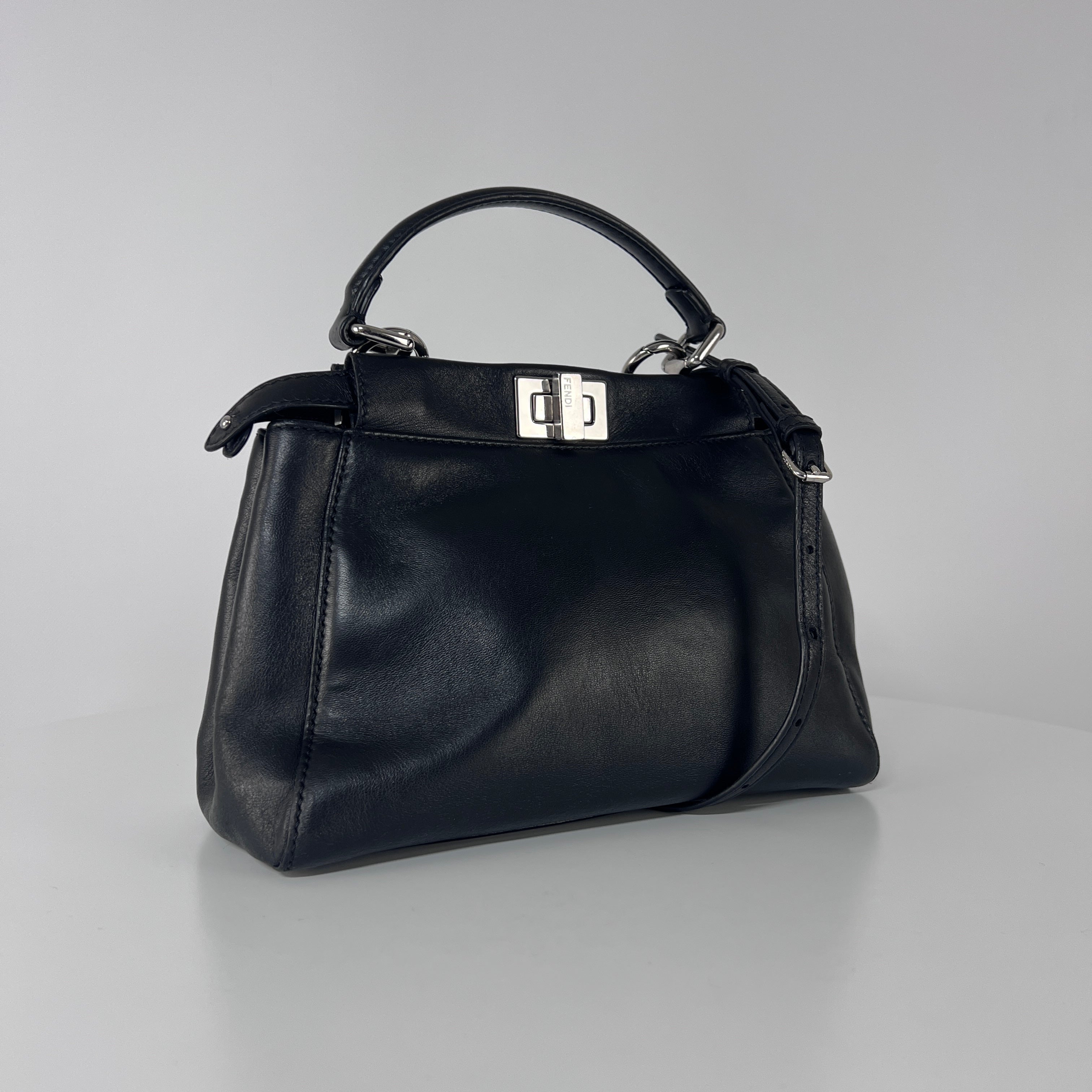 Sac à main FENDI Peekaboo cuir noir