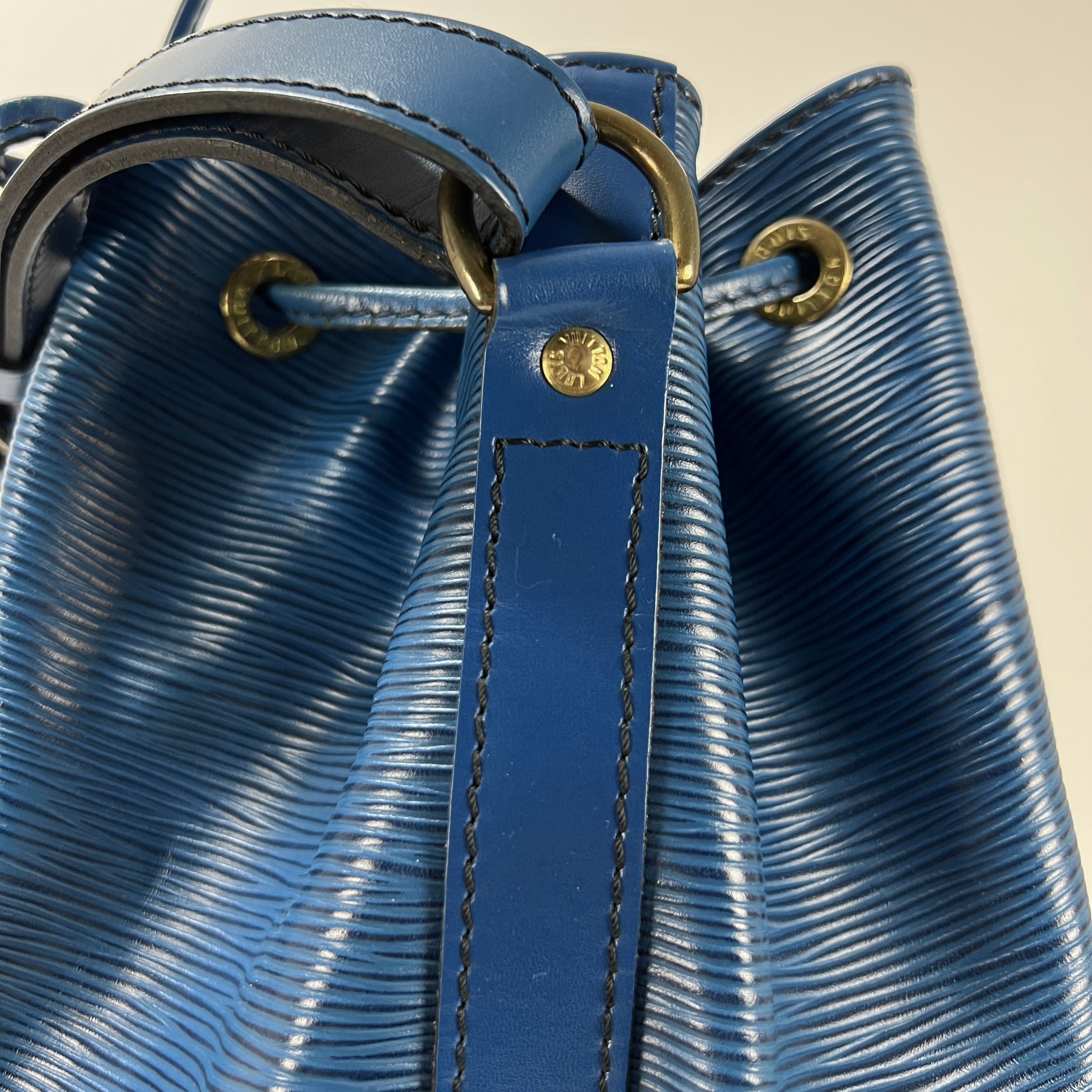Sac à main LOUIS VUITTON Noé PM cuir épi bleu