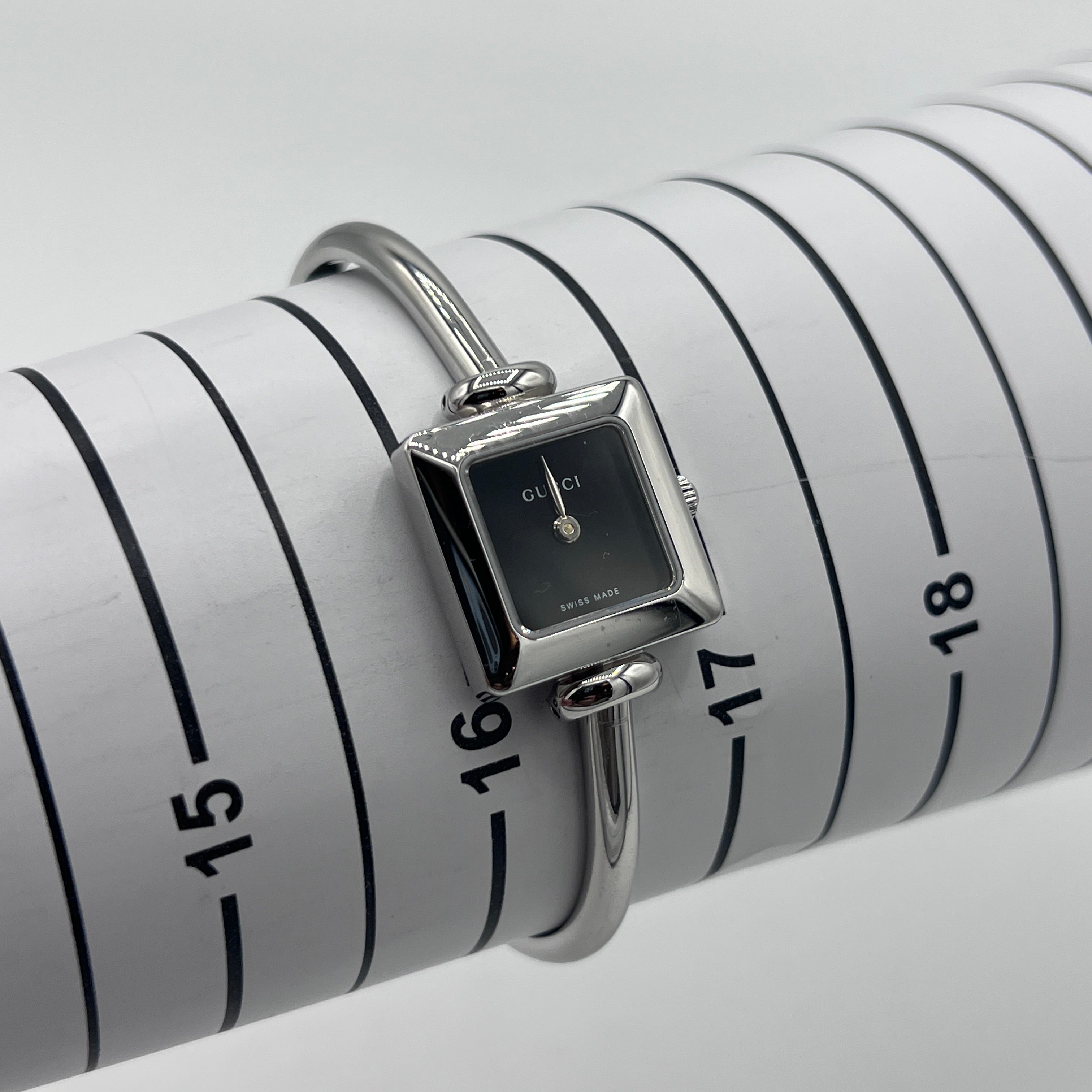 Montre GUCCI 1900 L acier Argenté