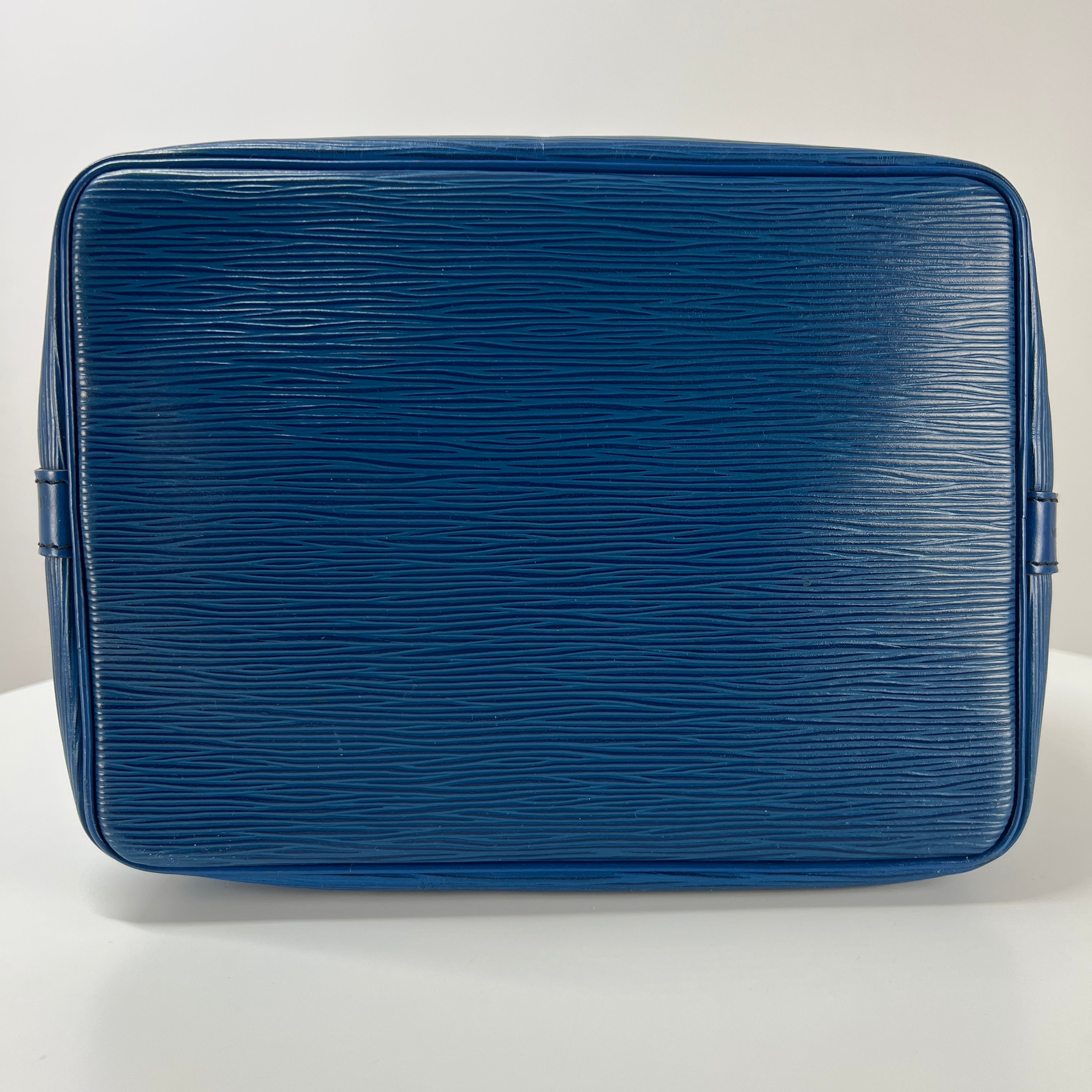 Sac à main LOUIS VUITTON Noé PM cuir épi bleu