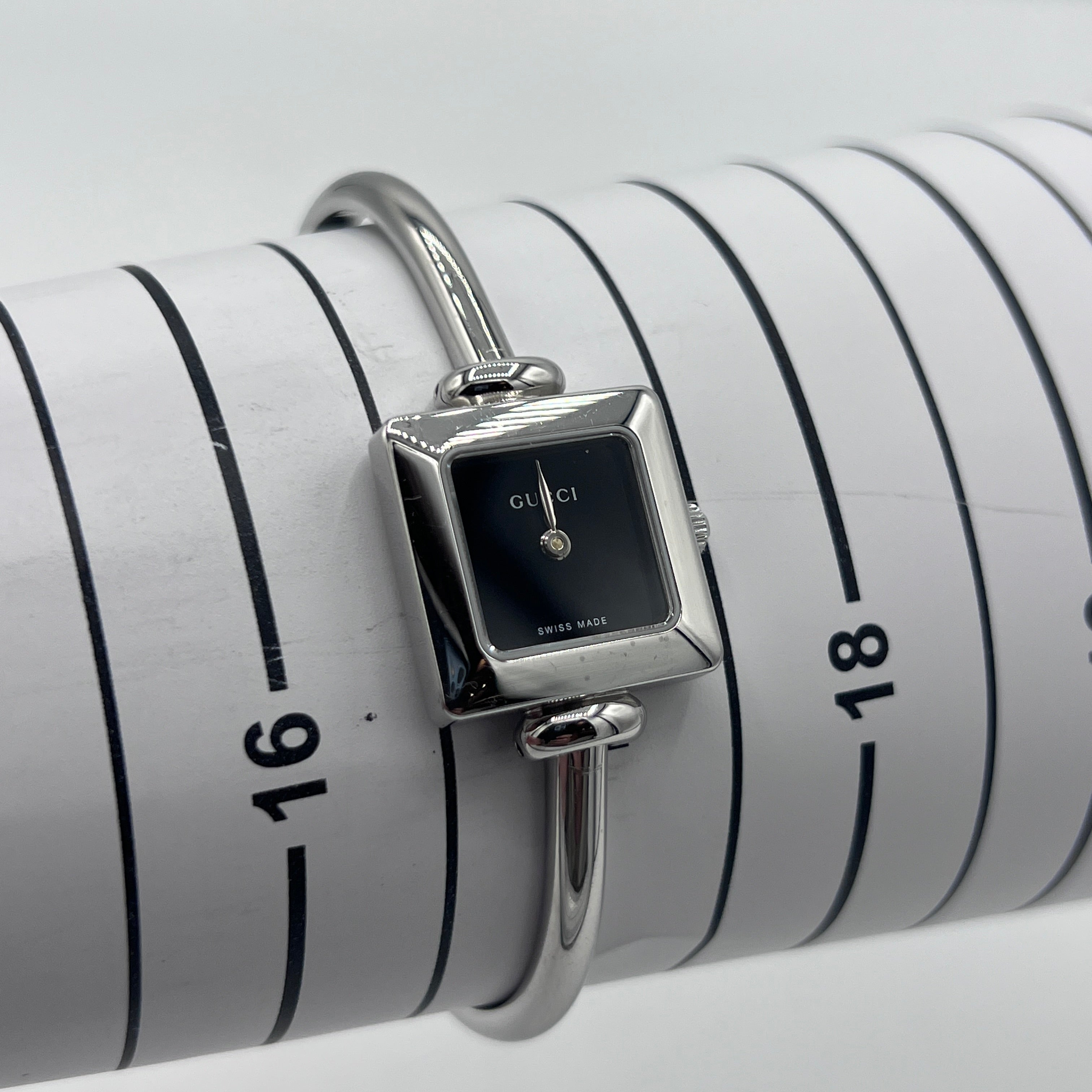 Montre GUCCI 1900 L acier Argenté