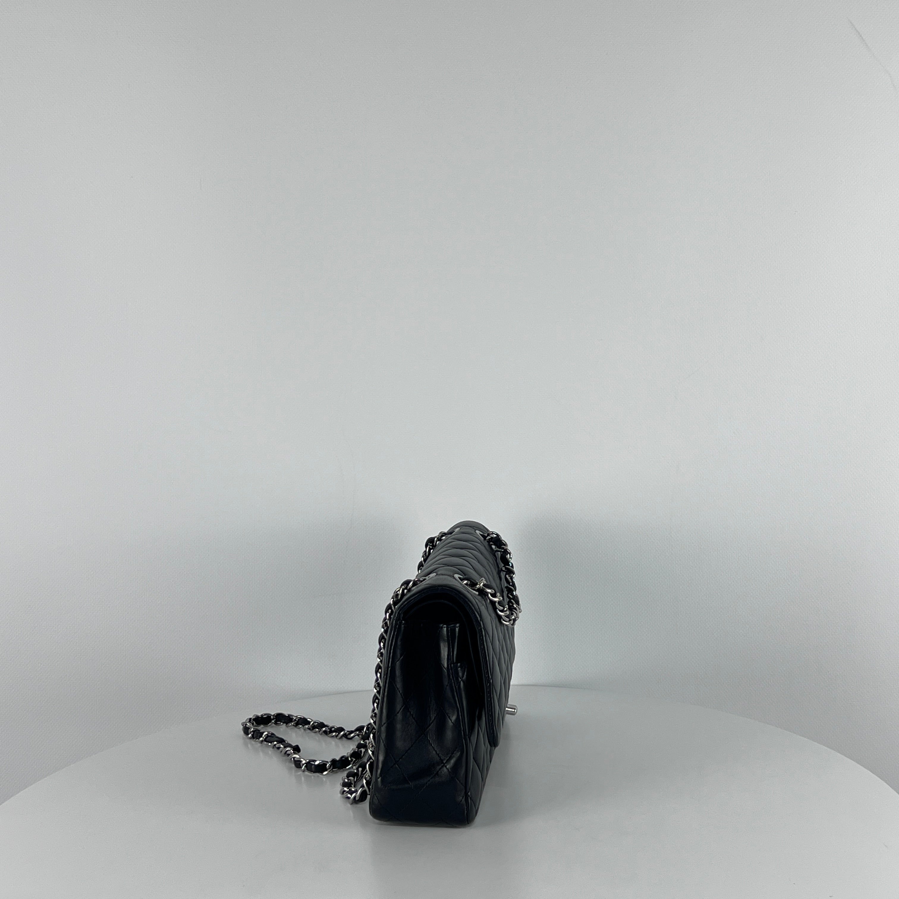 Sac à bandoulière CHANEL Classique Medium Flap cuir d'agneau noir