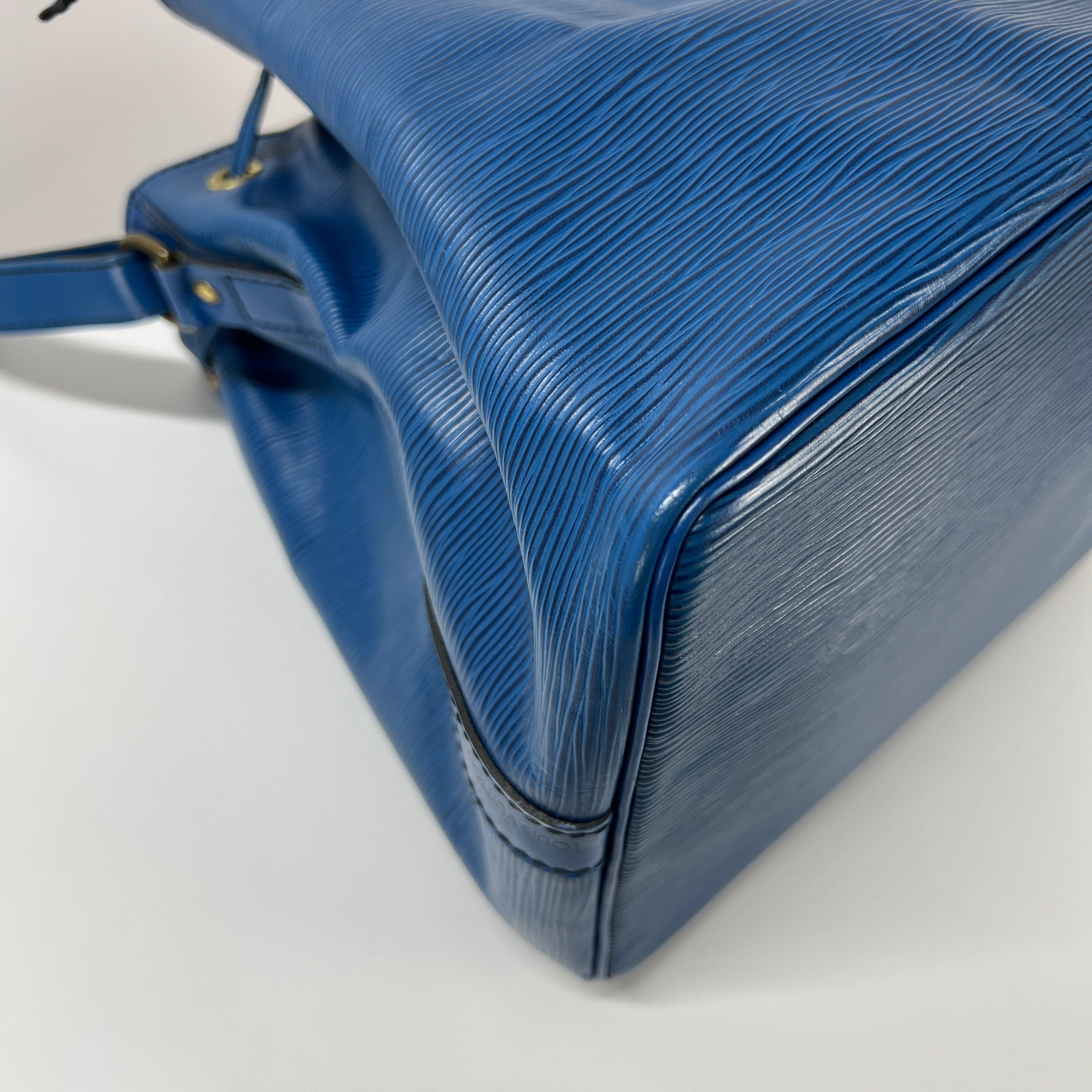 Sac à main LOUIS VUITTON Noé PM cuir épi bleu
