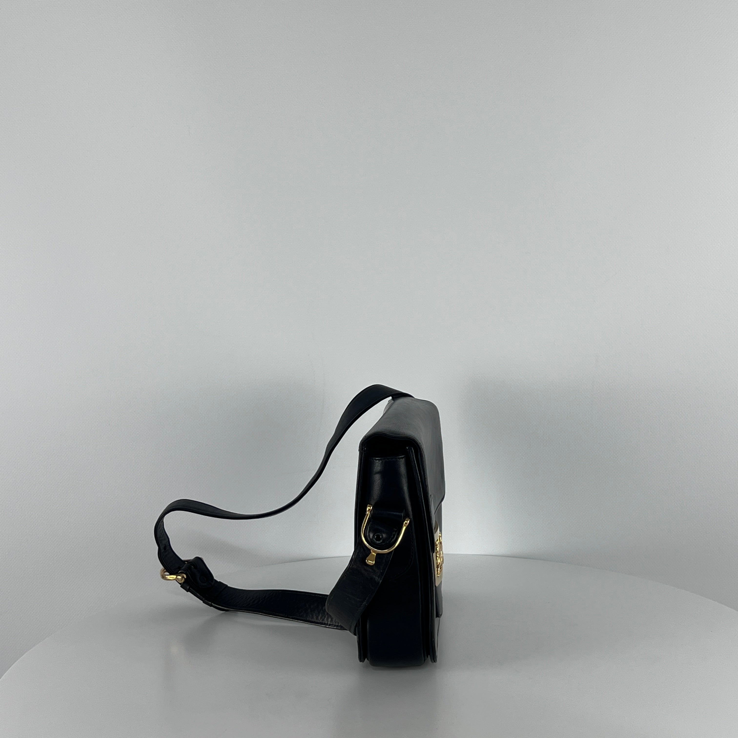 Sac à main CELINE Triomphe cuir noir