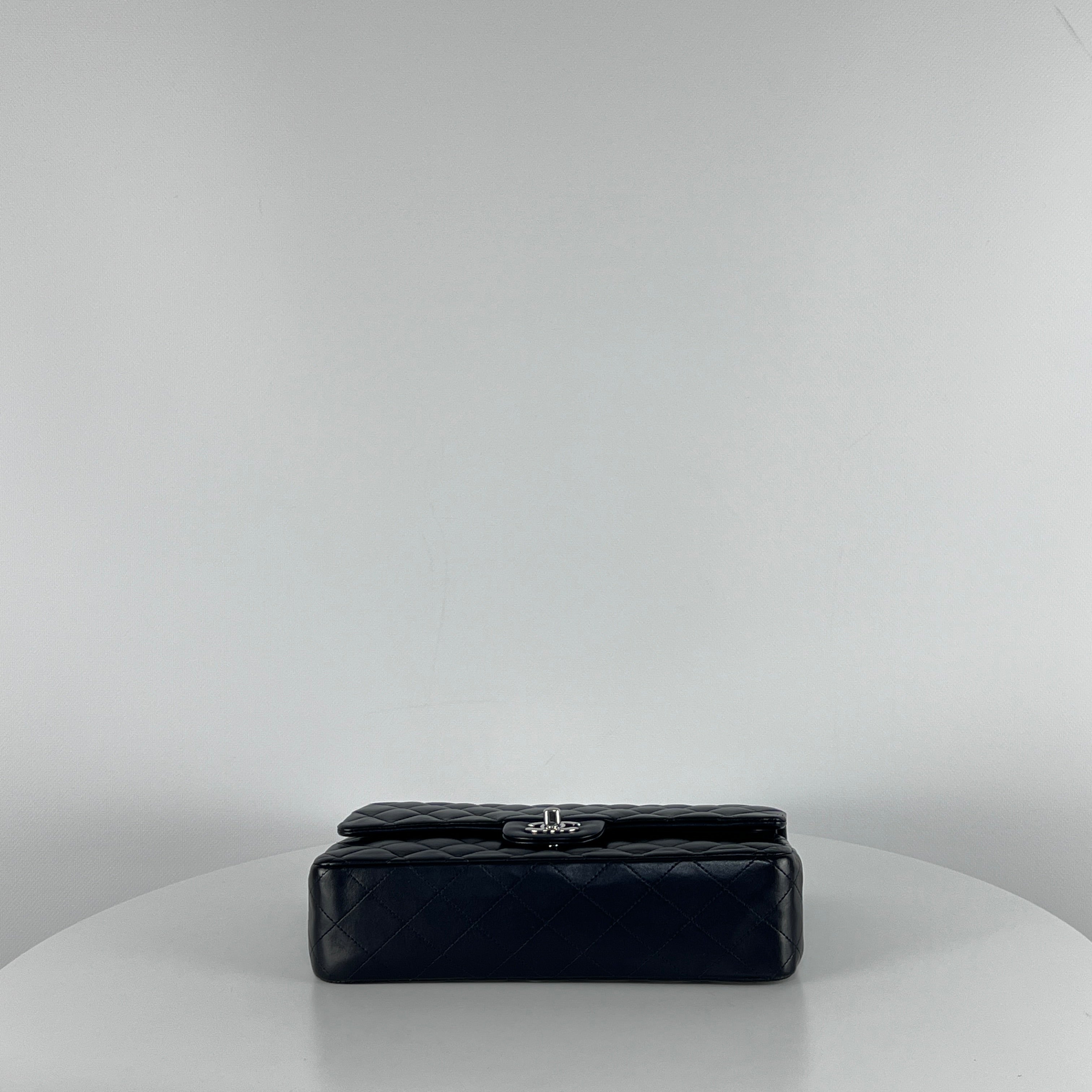 Sac à bandoulière CHANEL Classique Medium Flap cuir d'agneau noir