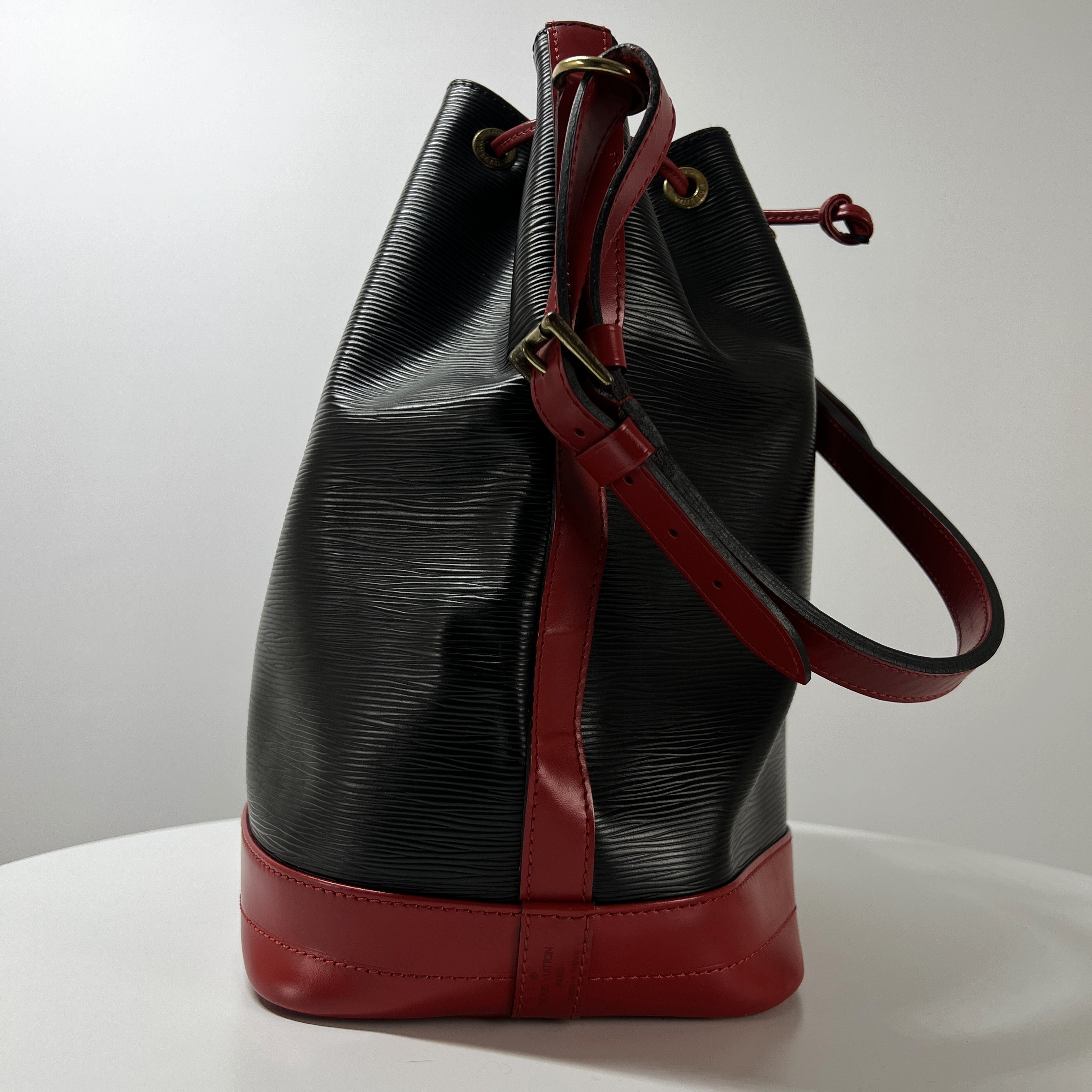 Sac à main LOUIS VUITTON Noé GM cuir épi noir