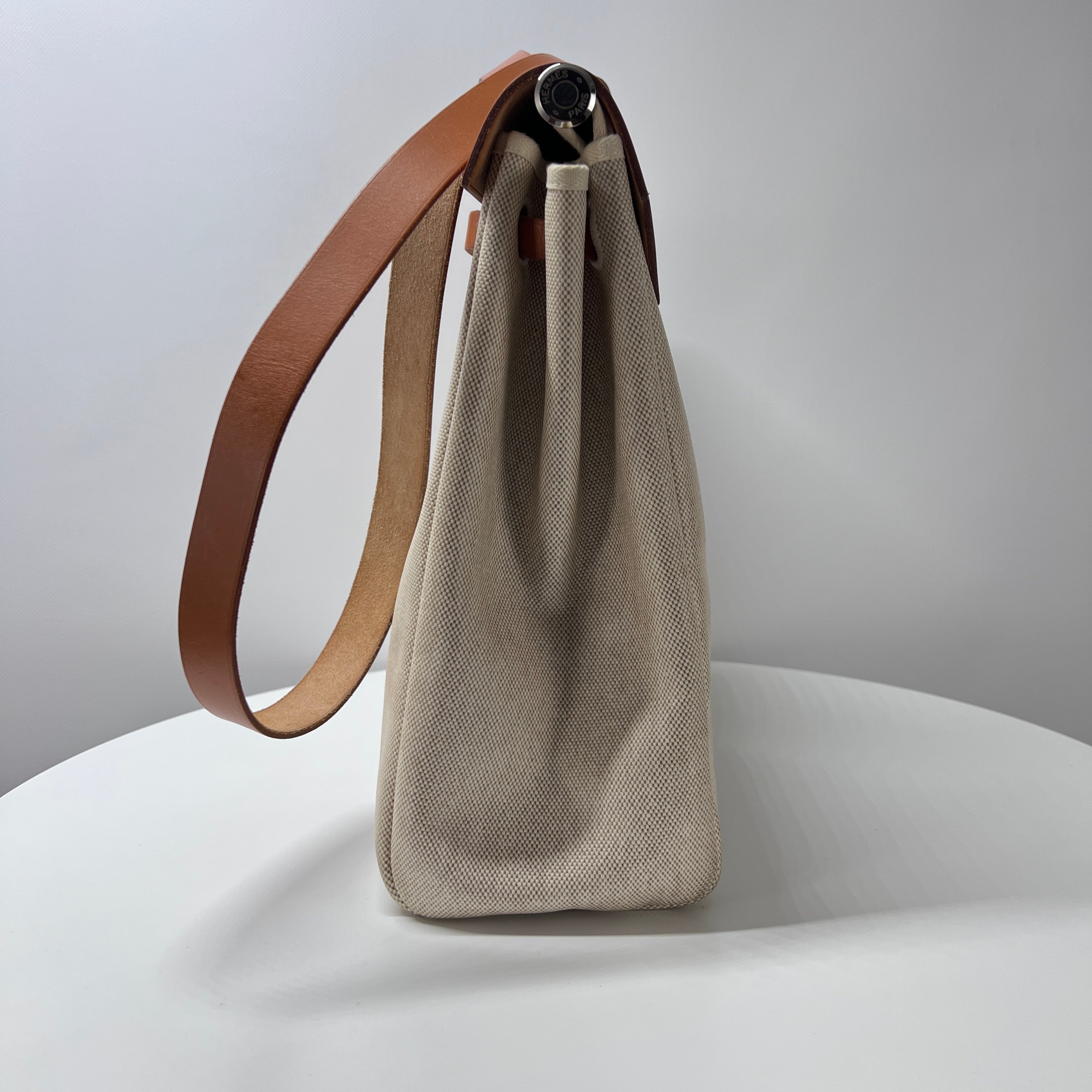 Sac à main HERMES Herbag toile et cuir beige