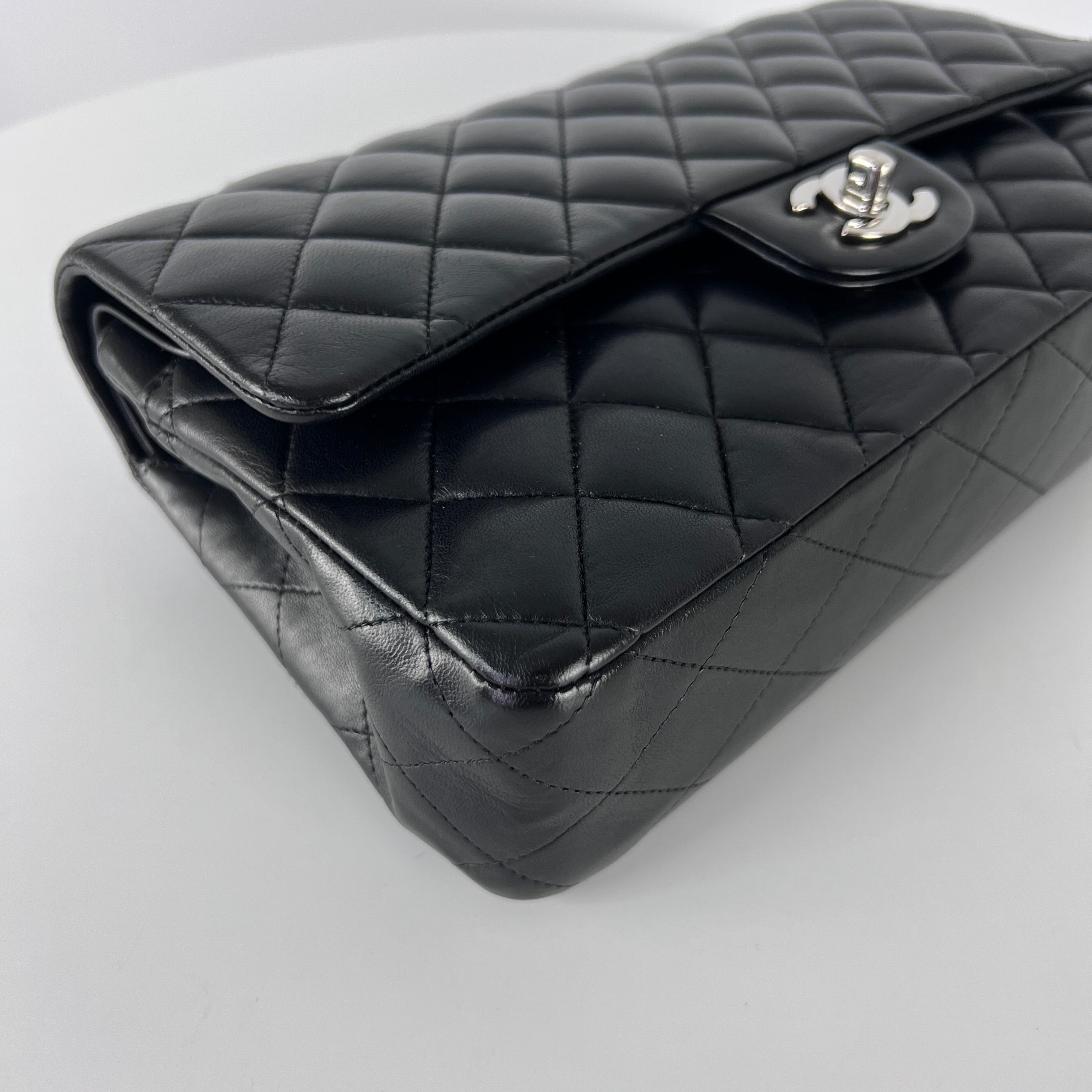 Sac à bandoulière CHANEL Classique Medium Flap cuir d'agneau noir