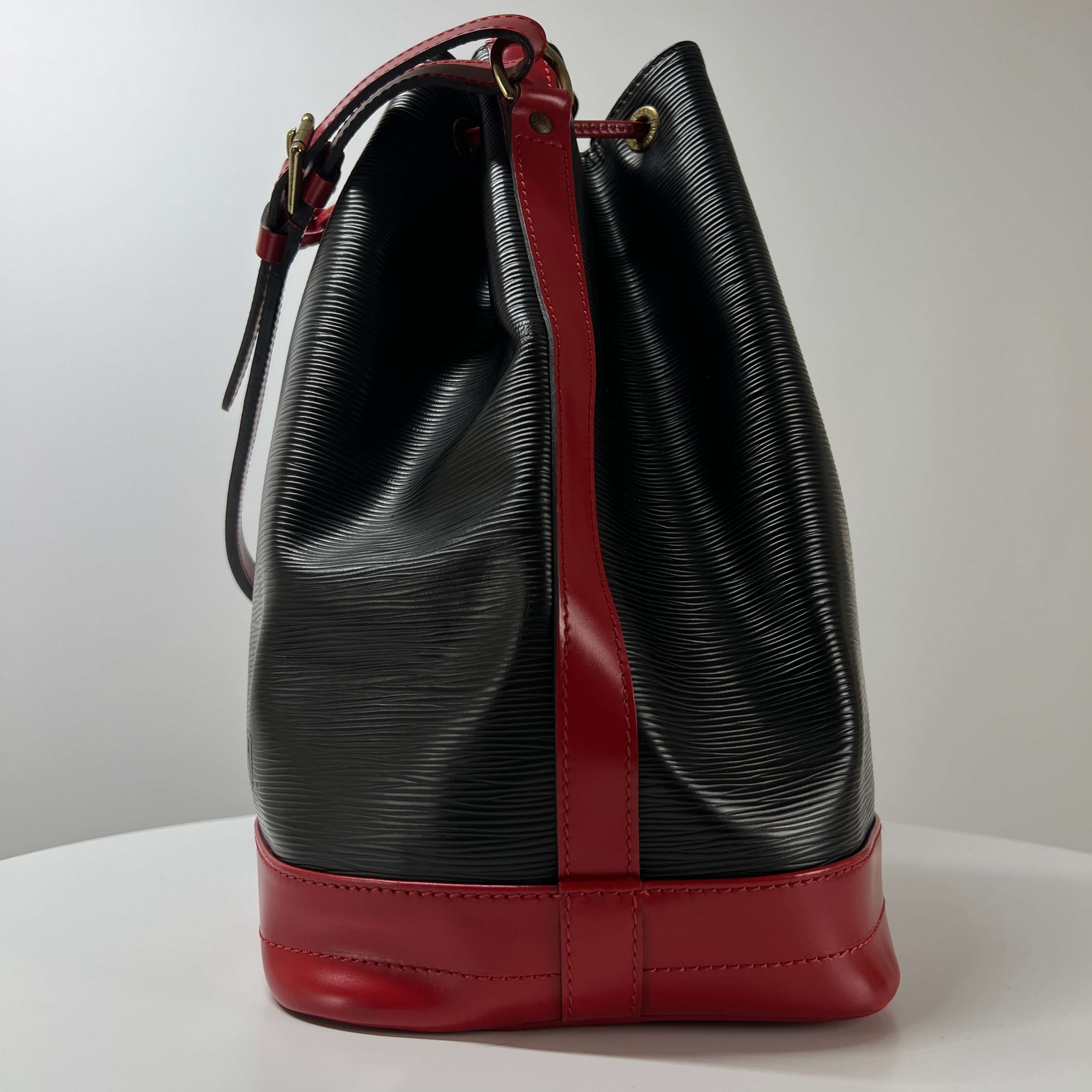 Sac à main LOUIS VUITTON Noé GM cuir épi noir