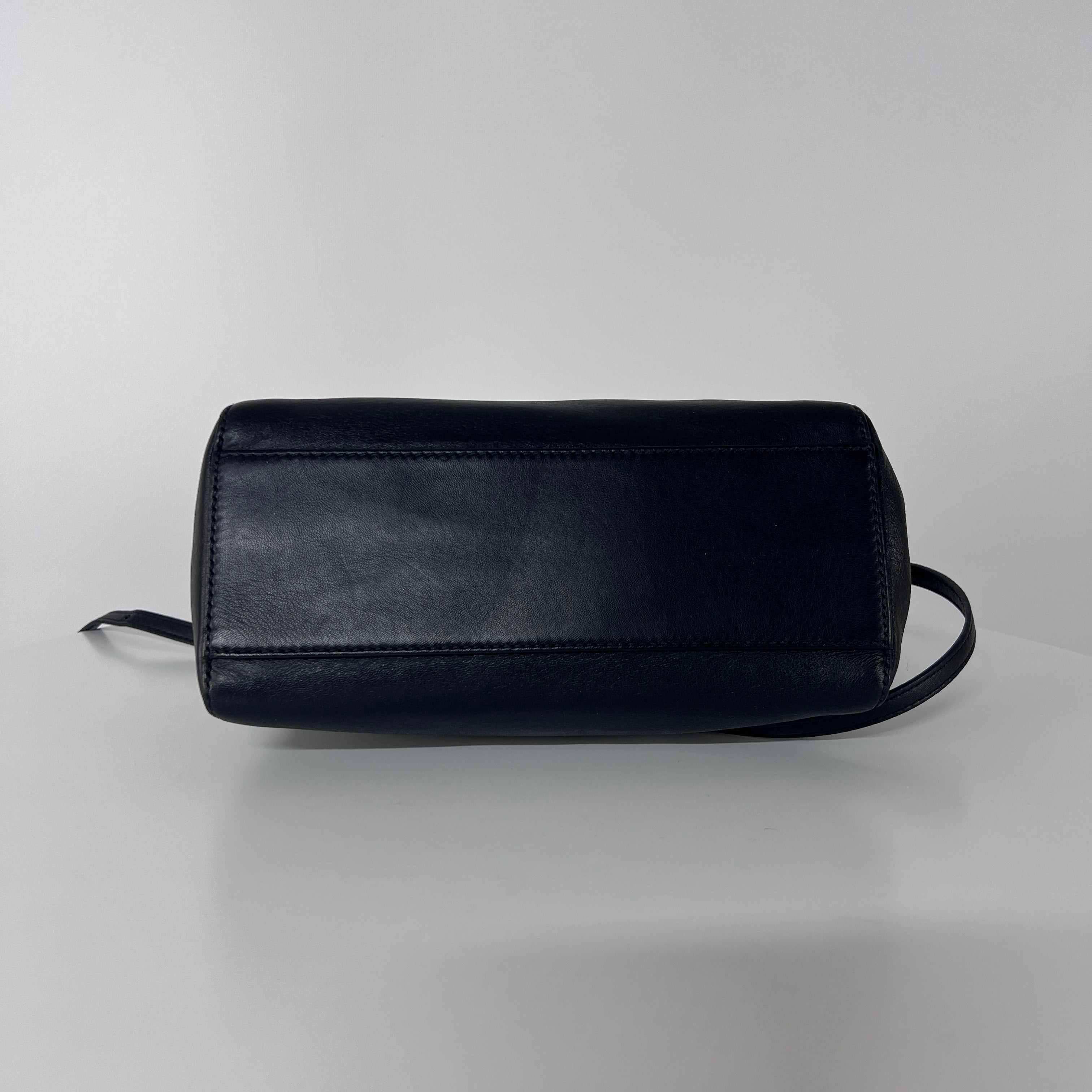 Sac à main FENDI Peekaboo cuir noir