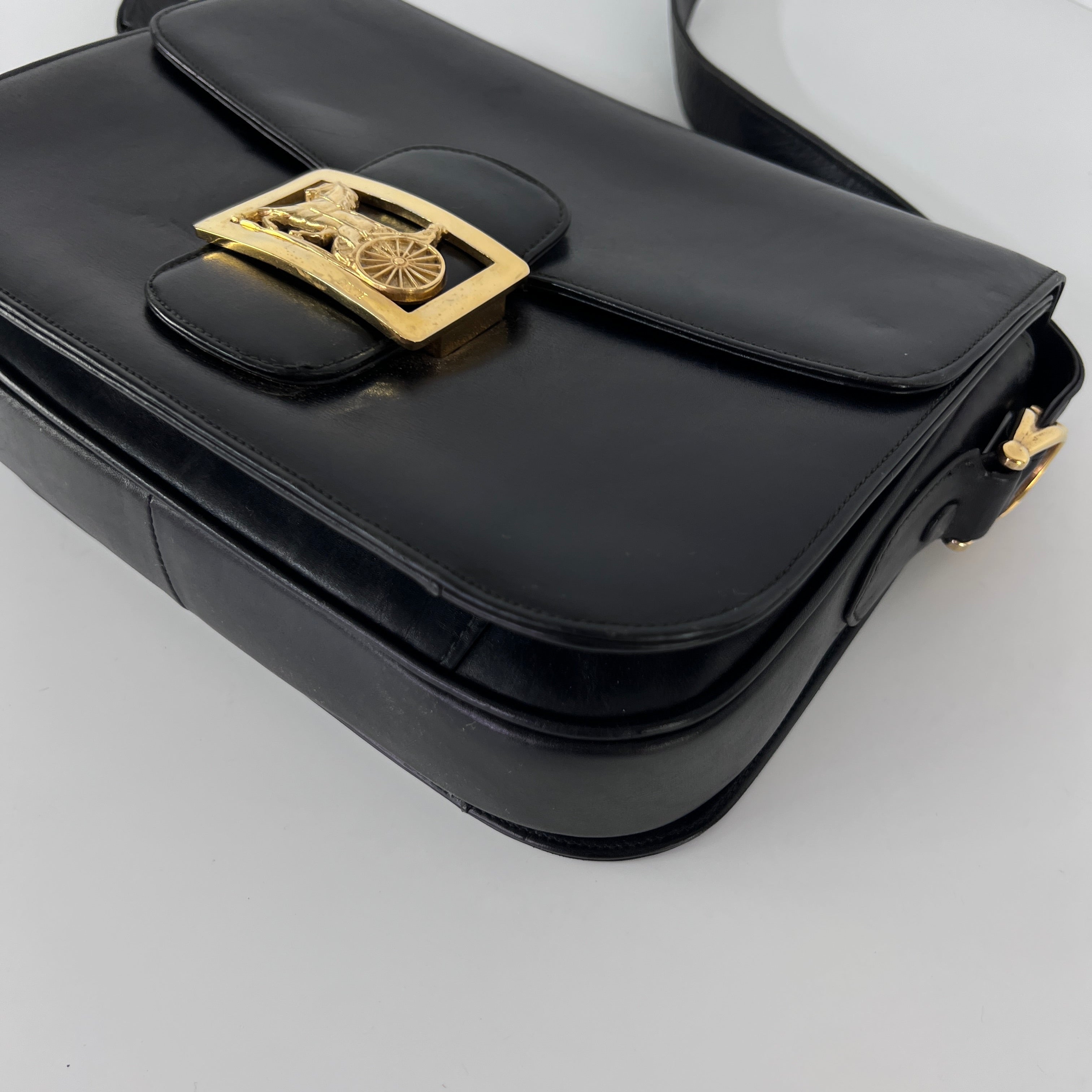 Sac à main CELINE Triomphe cuir noir