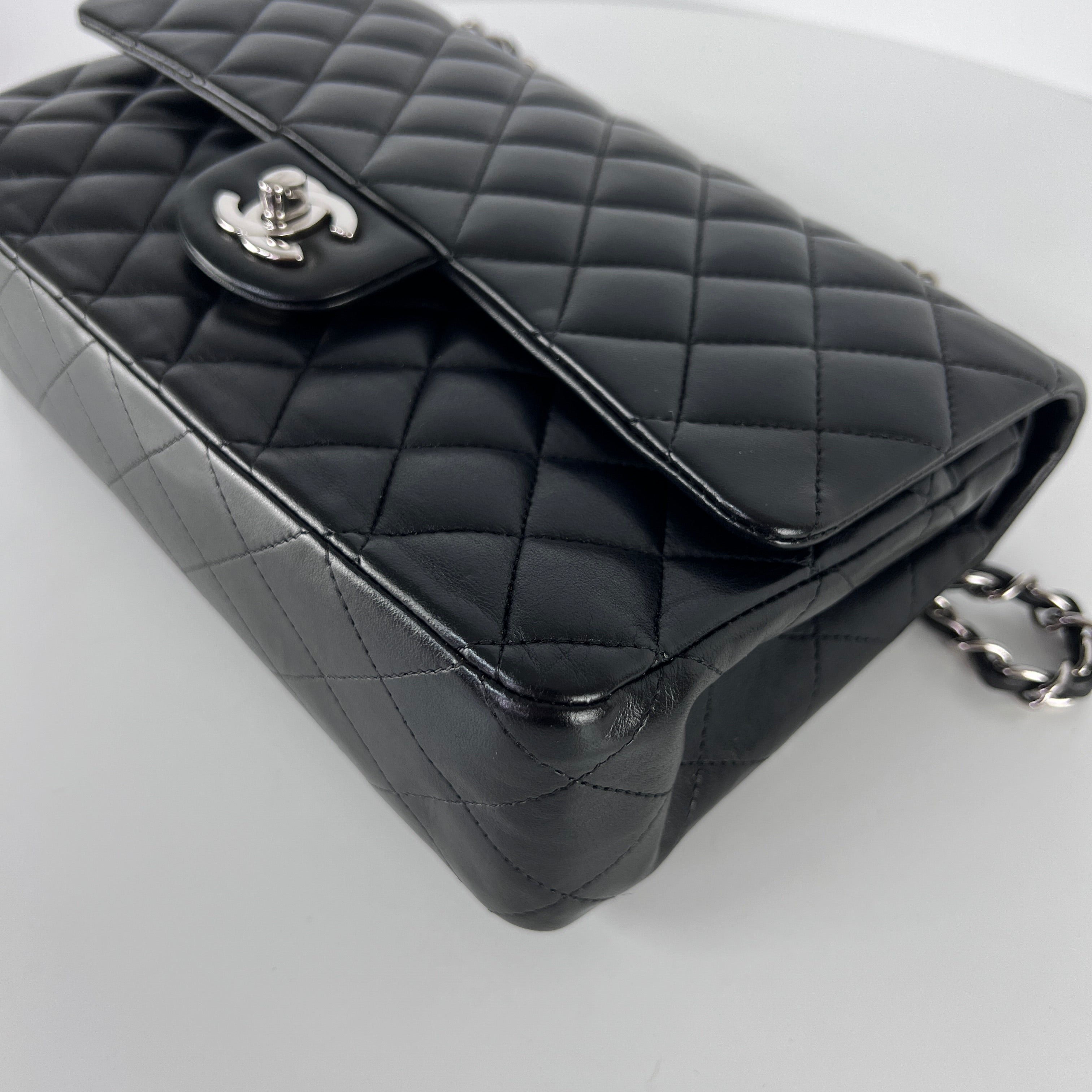 Sac à bandoulière CHANEL Classique Medium Flap cuir d'agneau noir