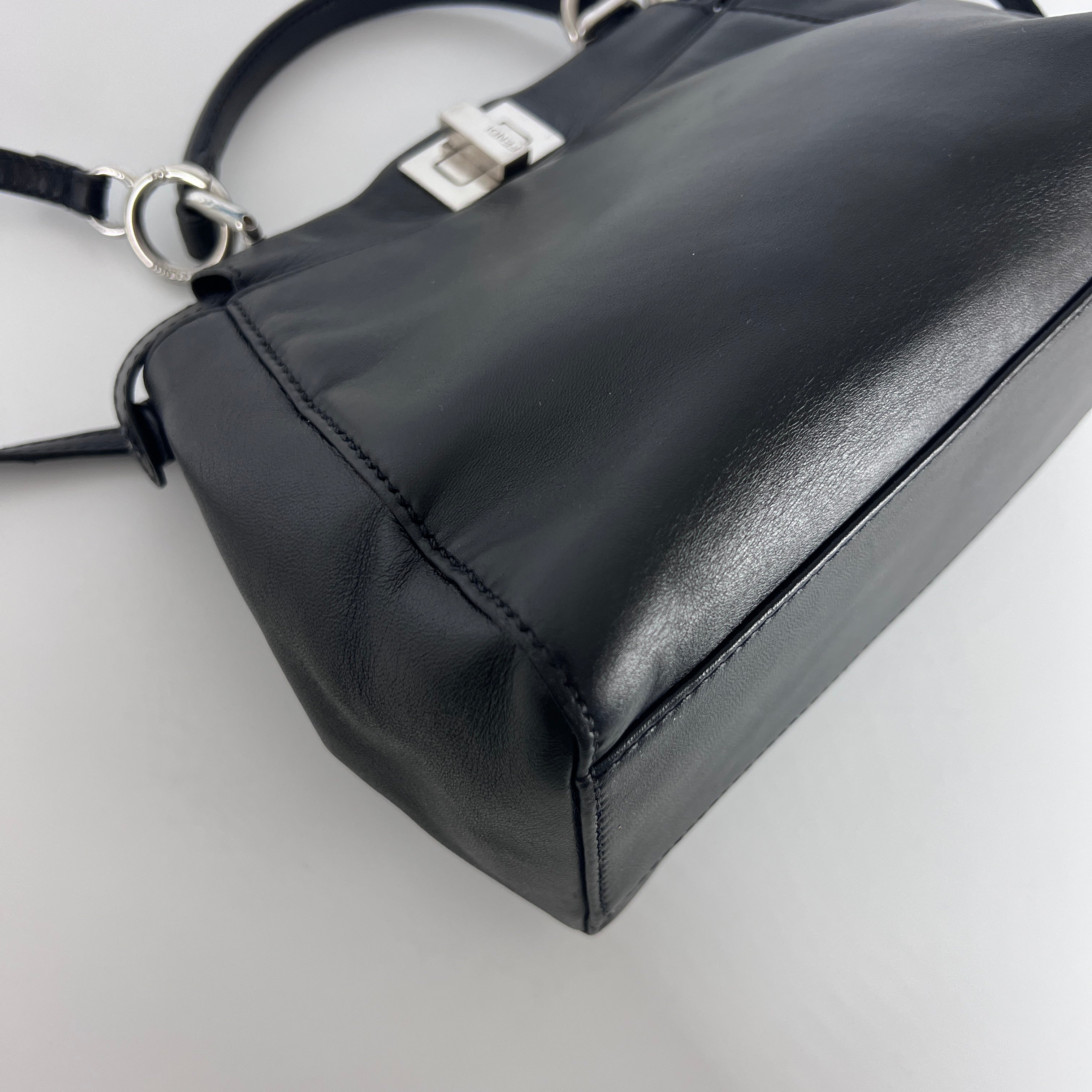 Sac à main FENDI Peekaboo cuir noir
