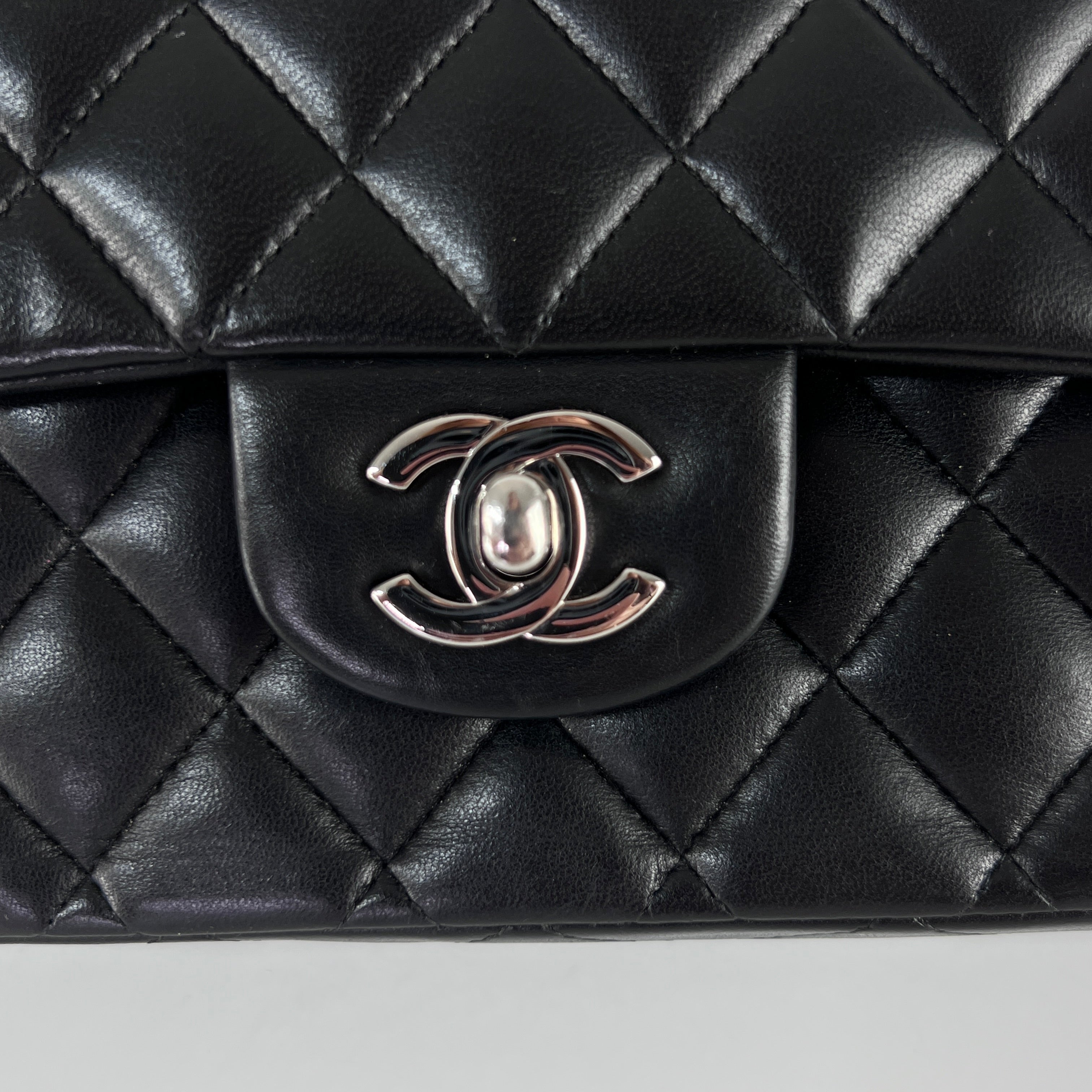 Sac à bandoulière CHANEL Classique Medium Flap cuir d'agneau noir