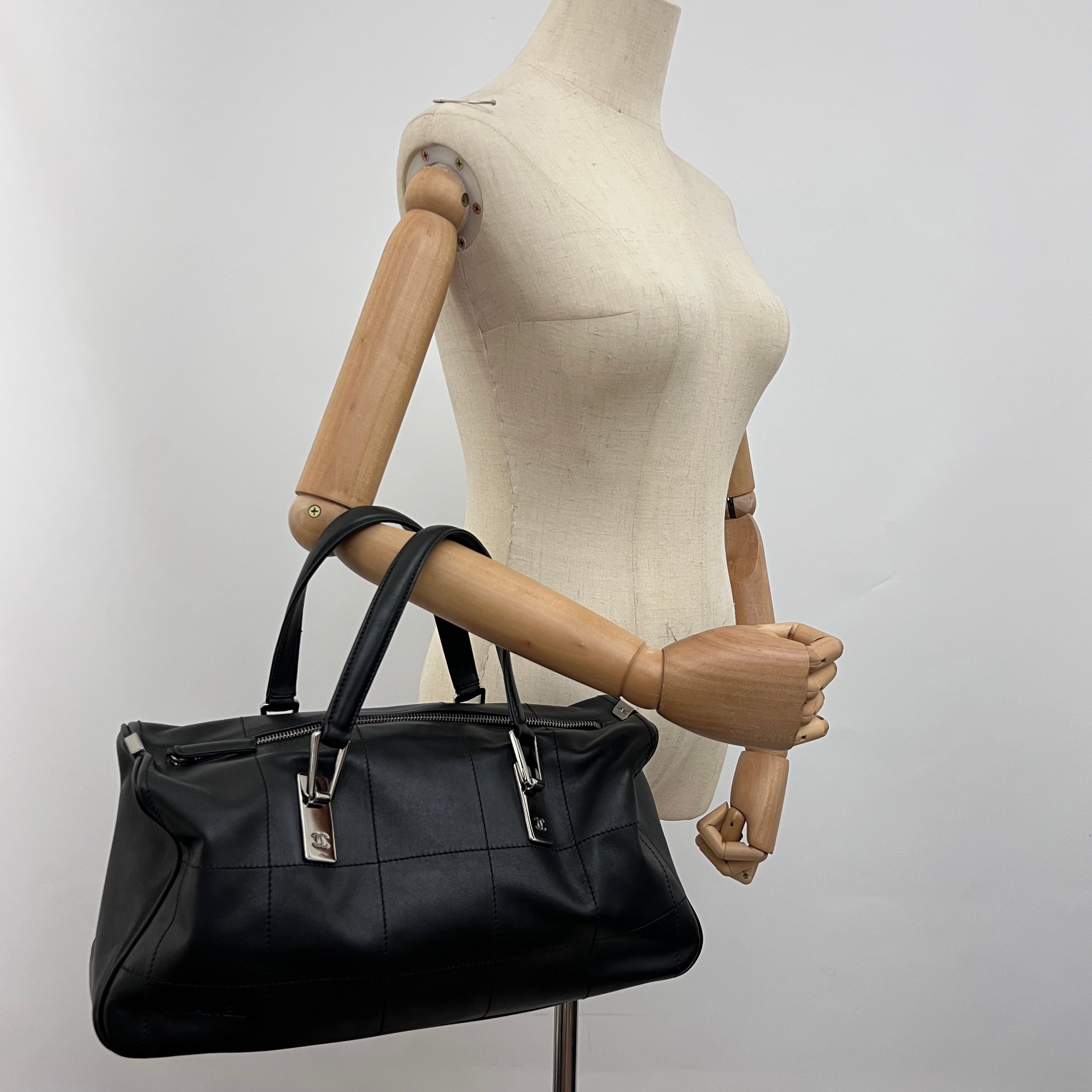 Sac CHANEL Boston Chocolate Bar cuir d'agneau noir vintage 2002-2003