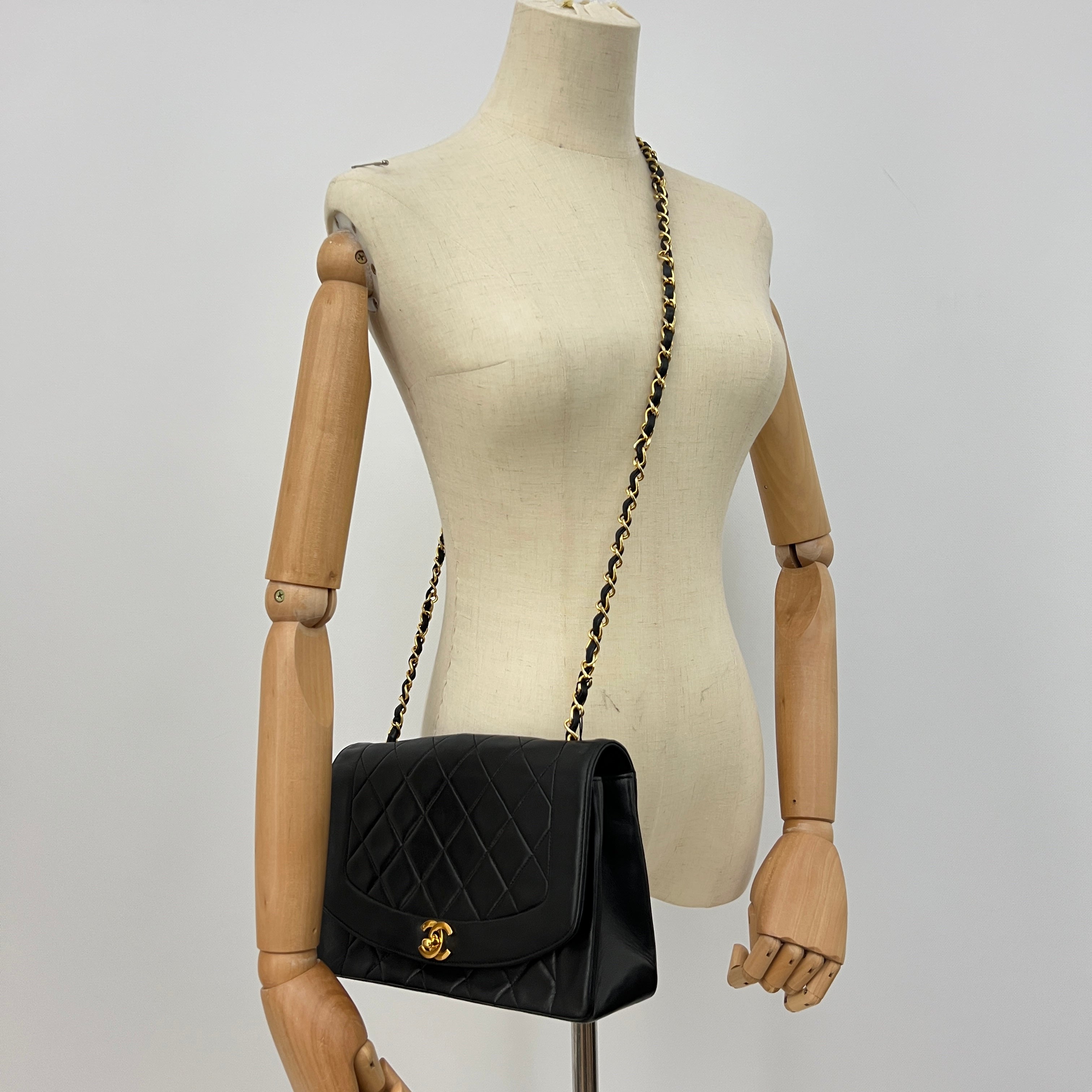 Sac à bandoulière CHANEL Diana Medium cuir d'agneau noir