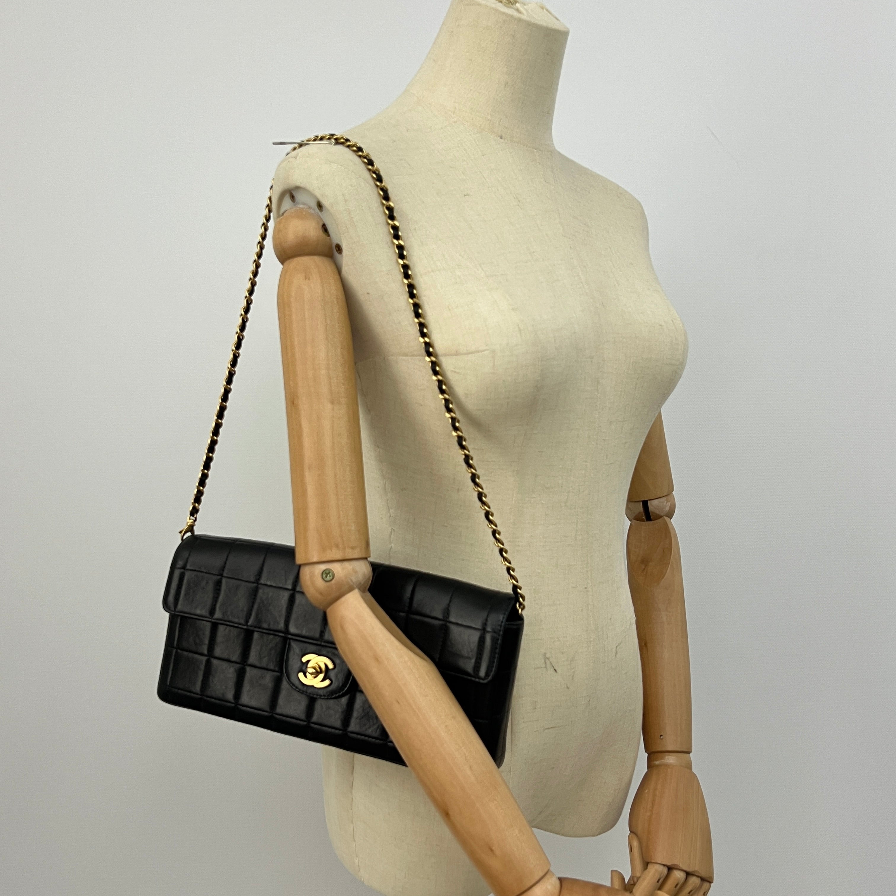 Sac CHANEL East west chocolate bar cuir d'agneau noir