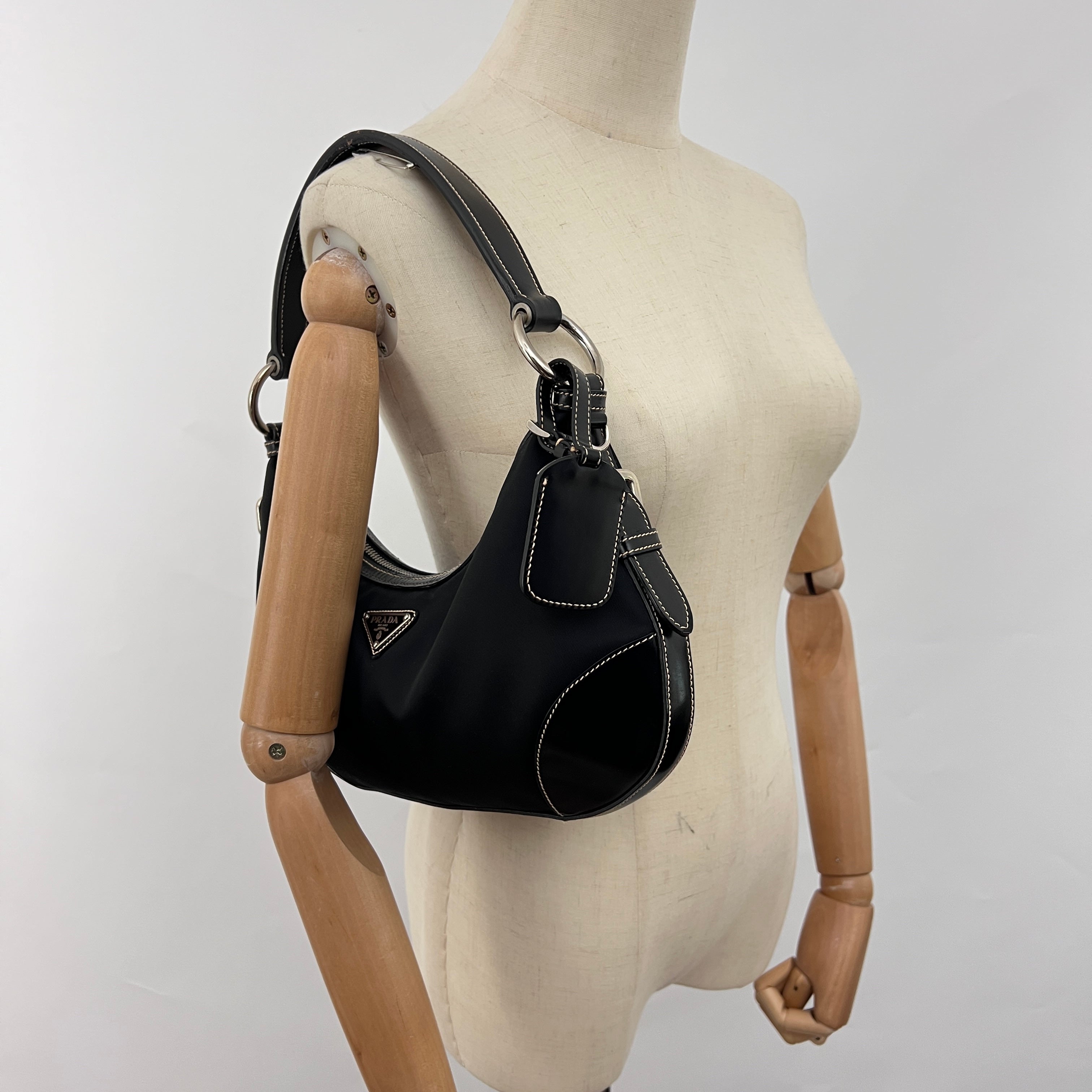 Sac PRADA Hobo nylon et cuir verni noir