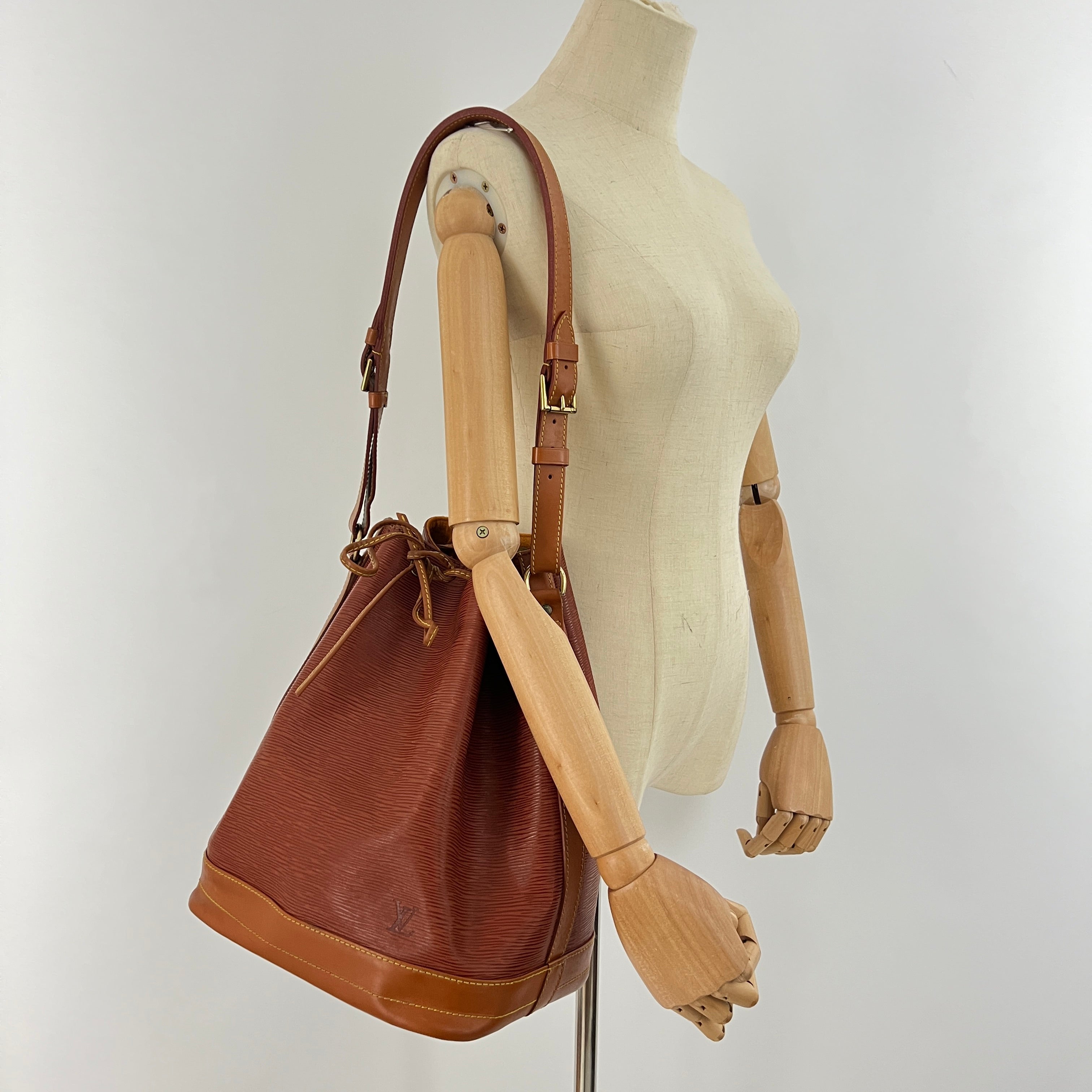Sac à main LOUIS VUITTON Noé Grand cuir épi marron