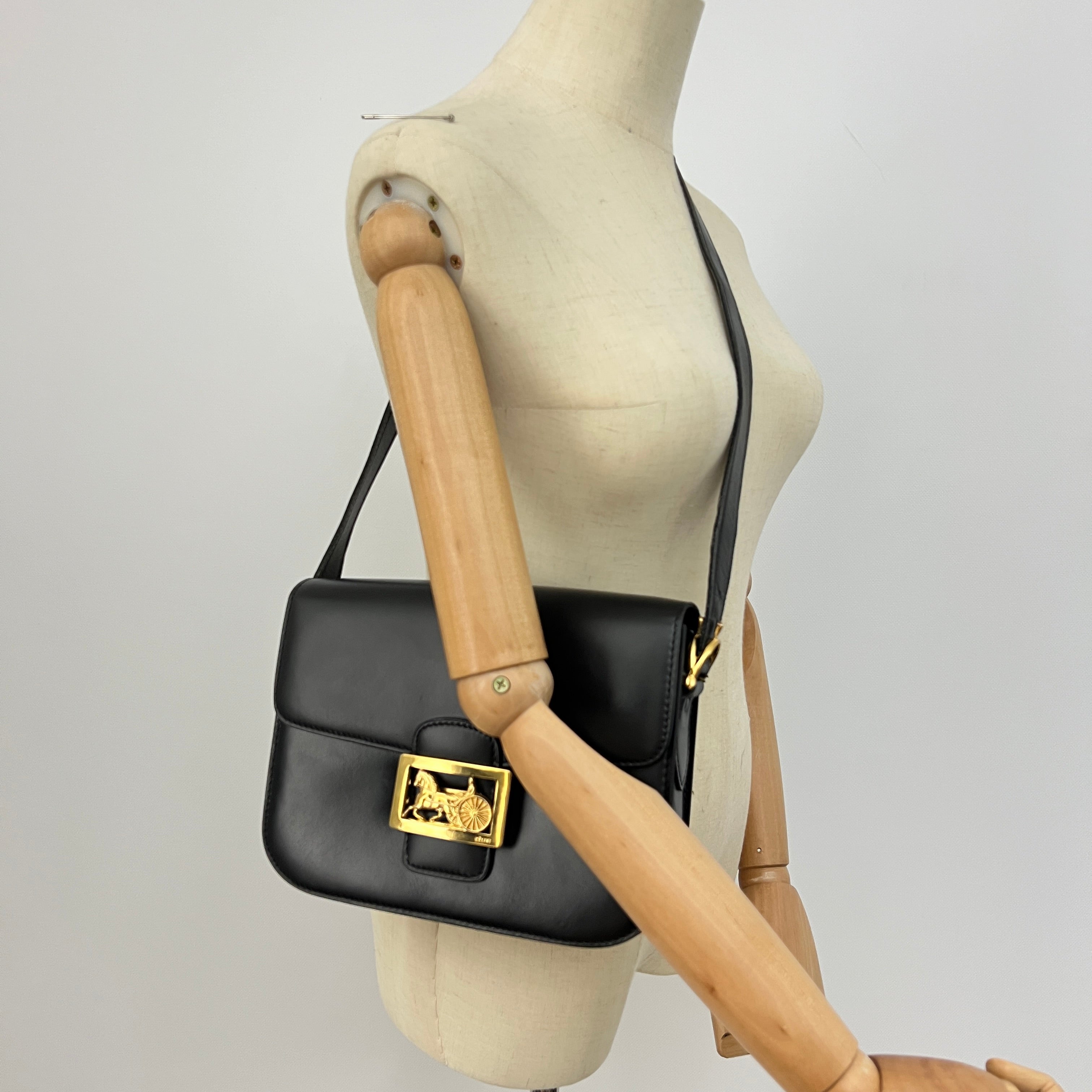 Sac à bandoulière CELINE Triomphe cuir lisse noir