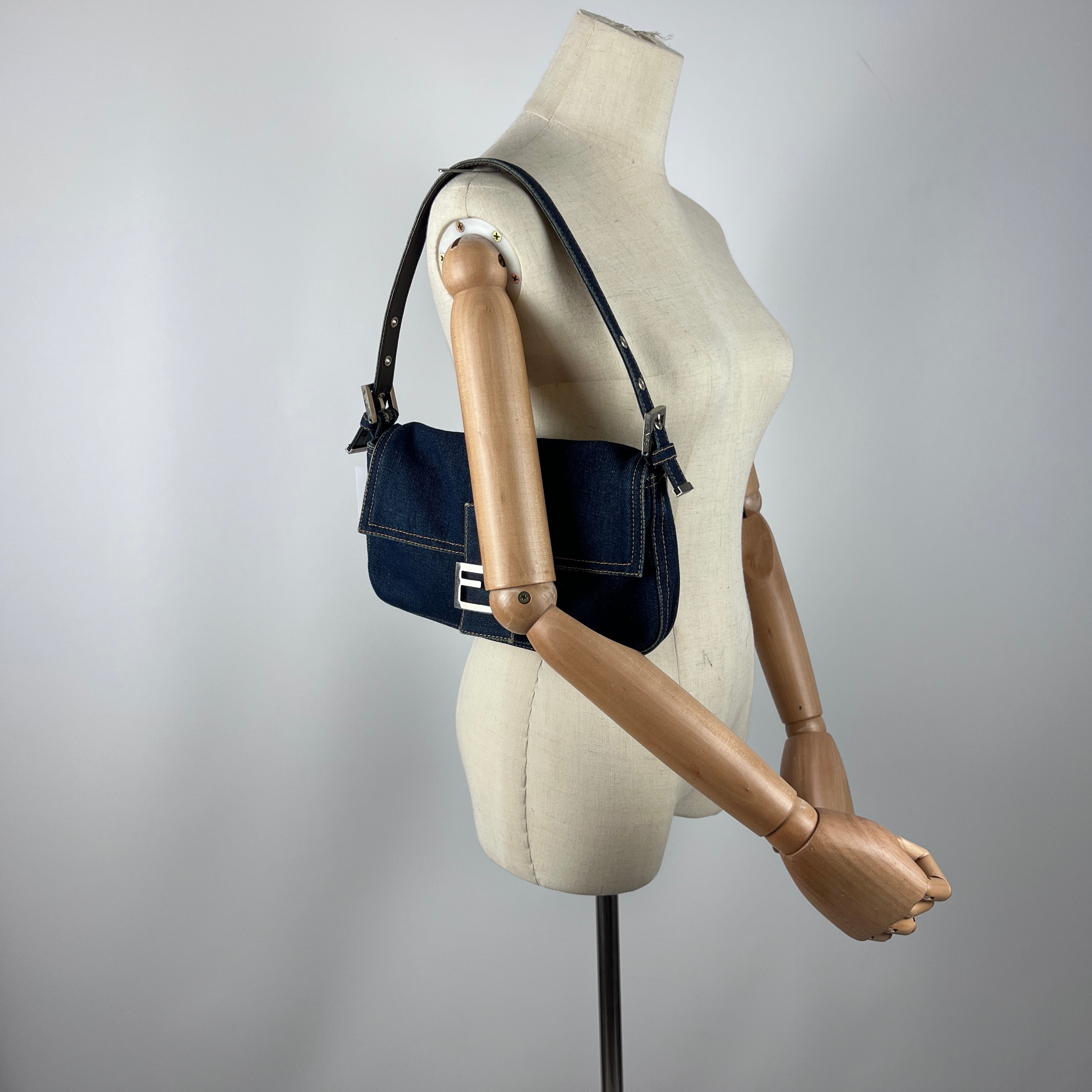 Sac à main FENDI Baguette denim bleu