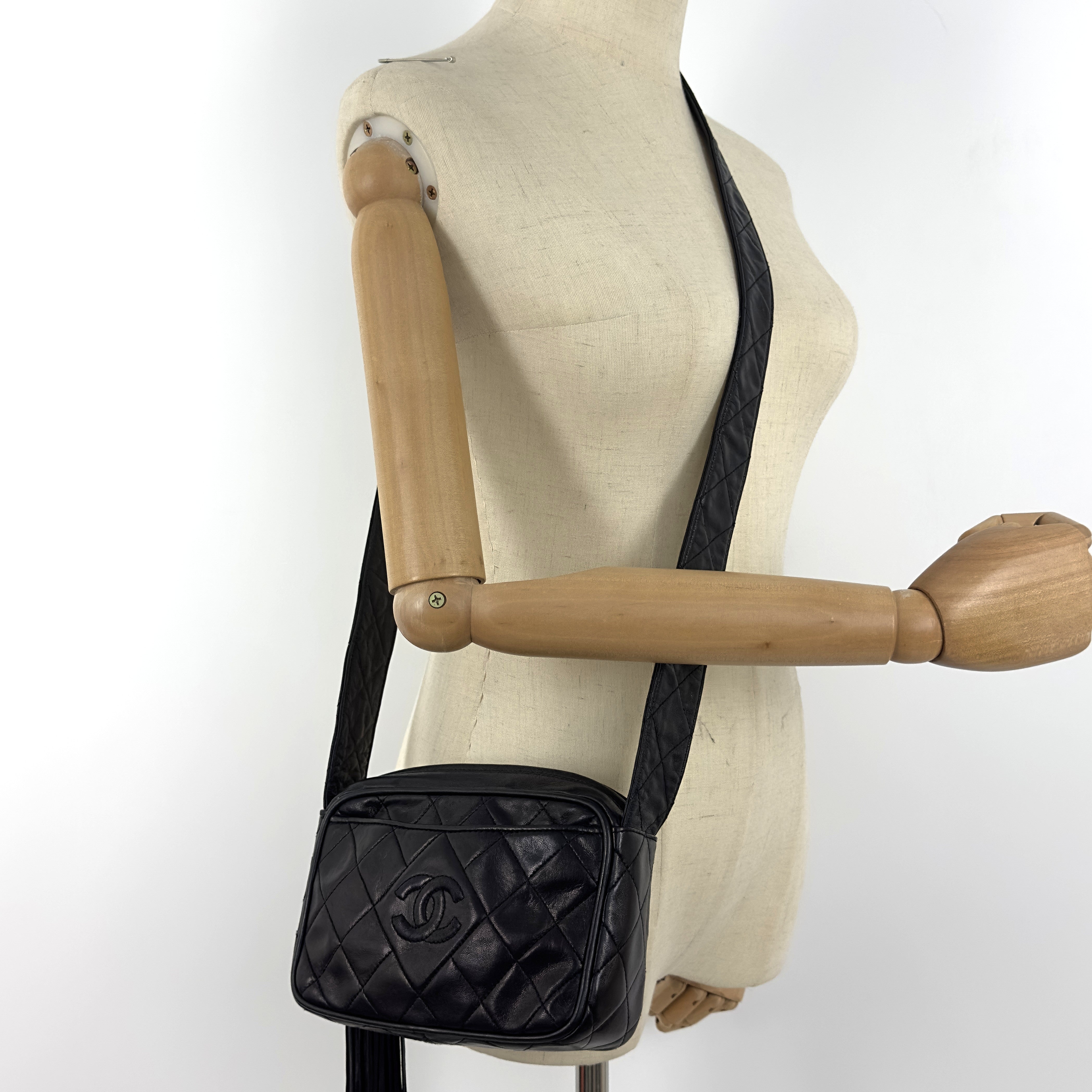 Sac à main CHANEL Camera Mini cuir d'agneau noir