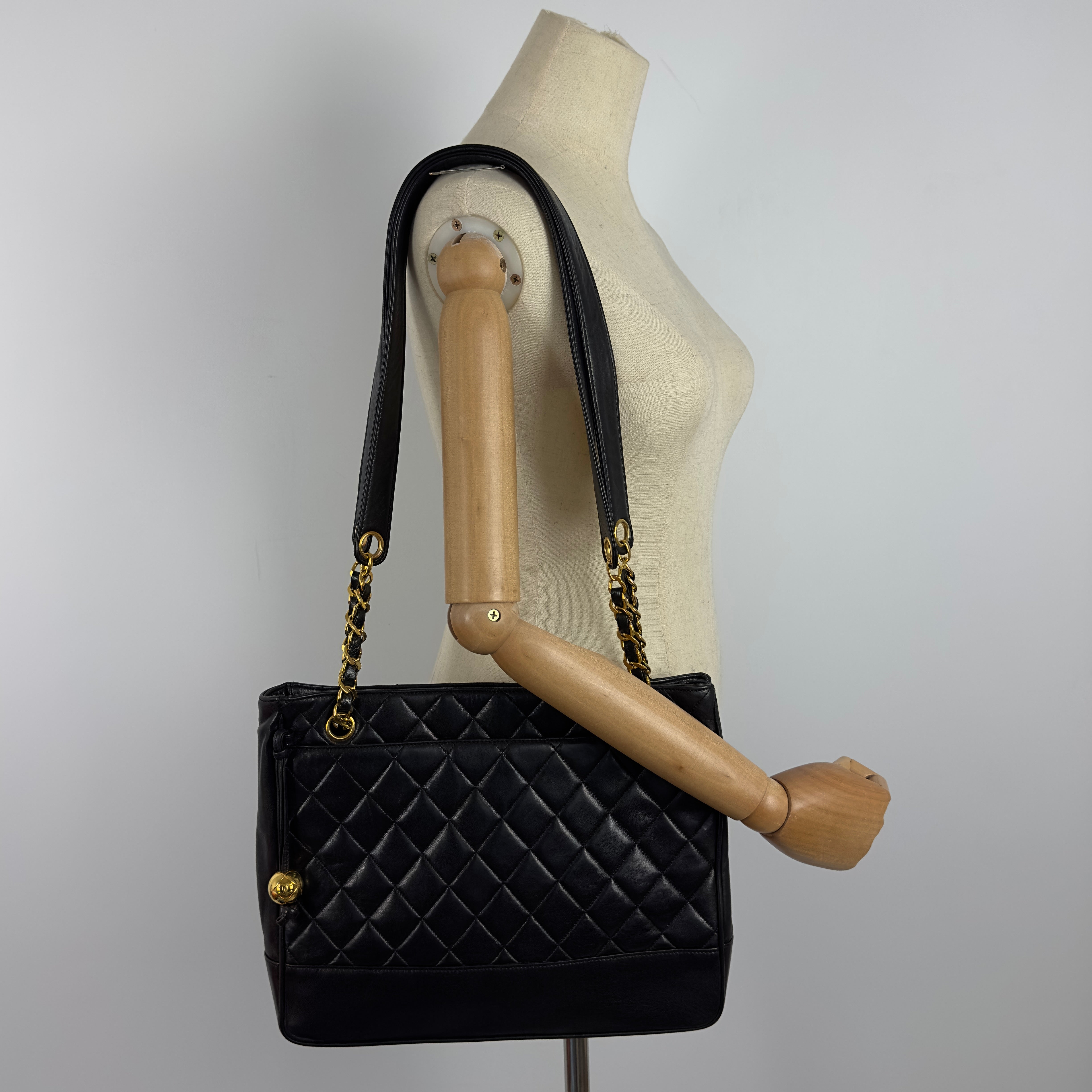 Sac à main CHANEL Tote Matelassé Chain cuir d'agneau noir