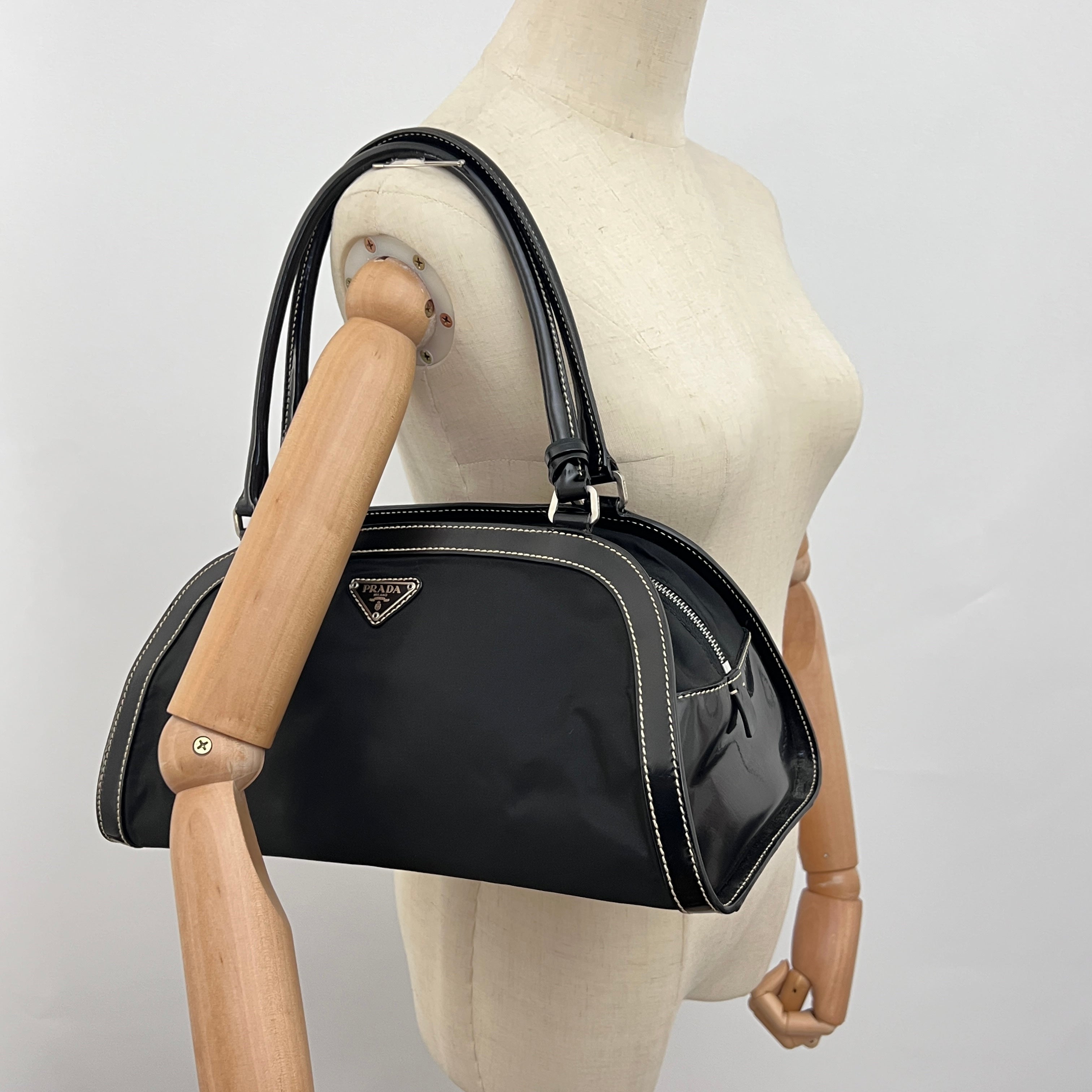 Sac PRADA Boston triangle nylon et cuir verni noir