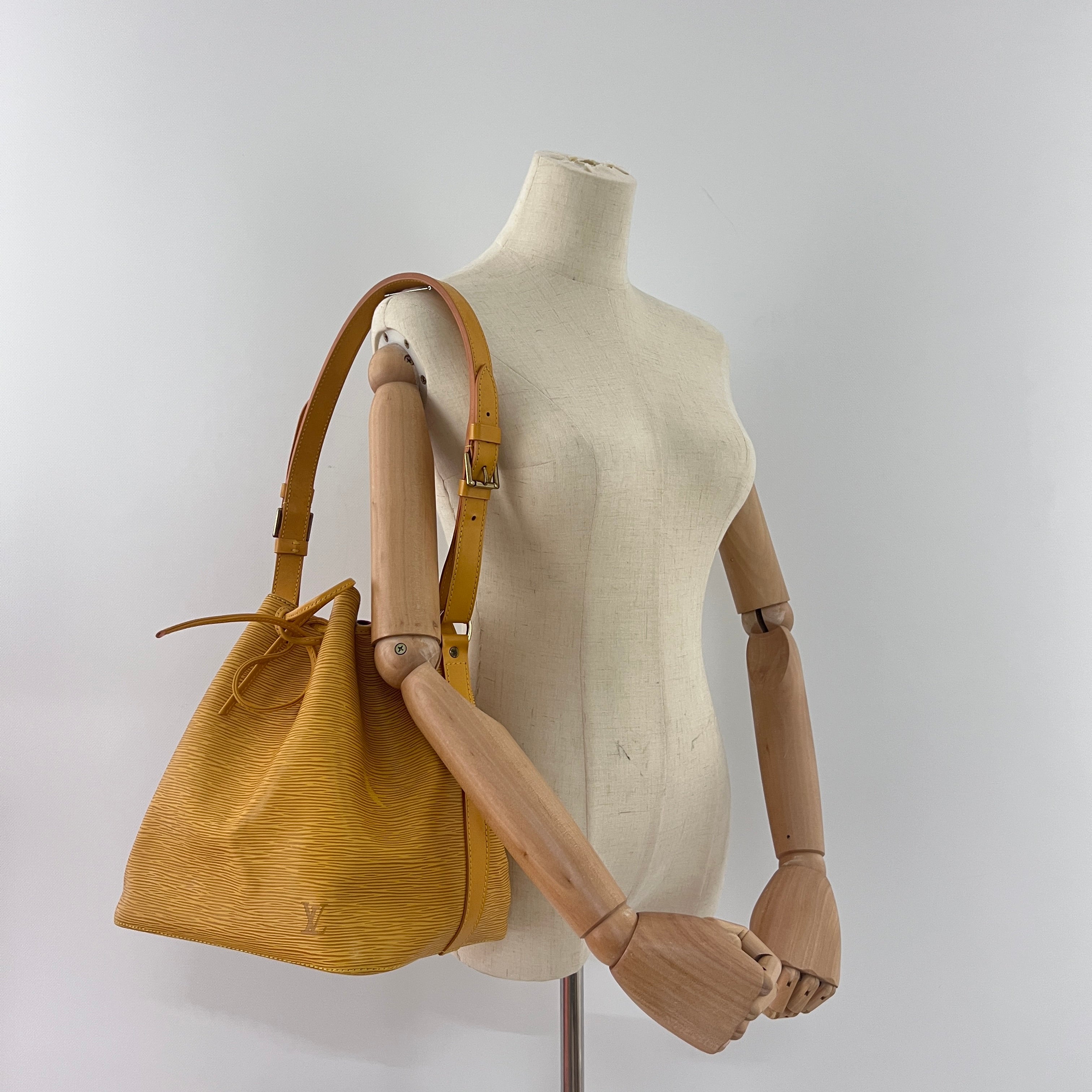Sac à main LOUIS VUITTON Noé Petit cuir jaune